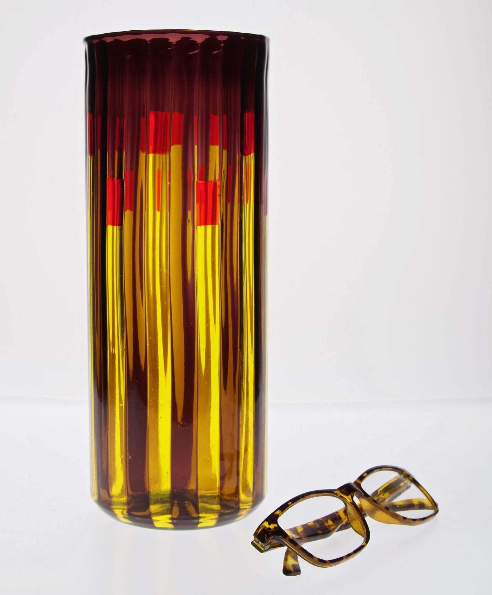 Zylindrische Vase aus Murano-Glas, gelb und amethystfarben mit leuchtend roten Akzenten im Angebot 14