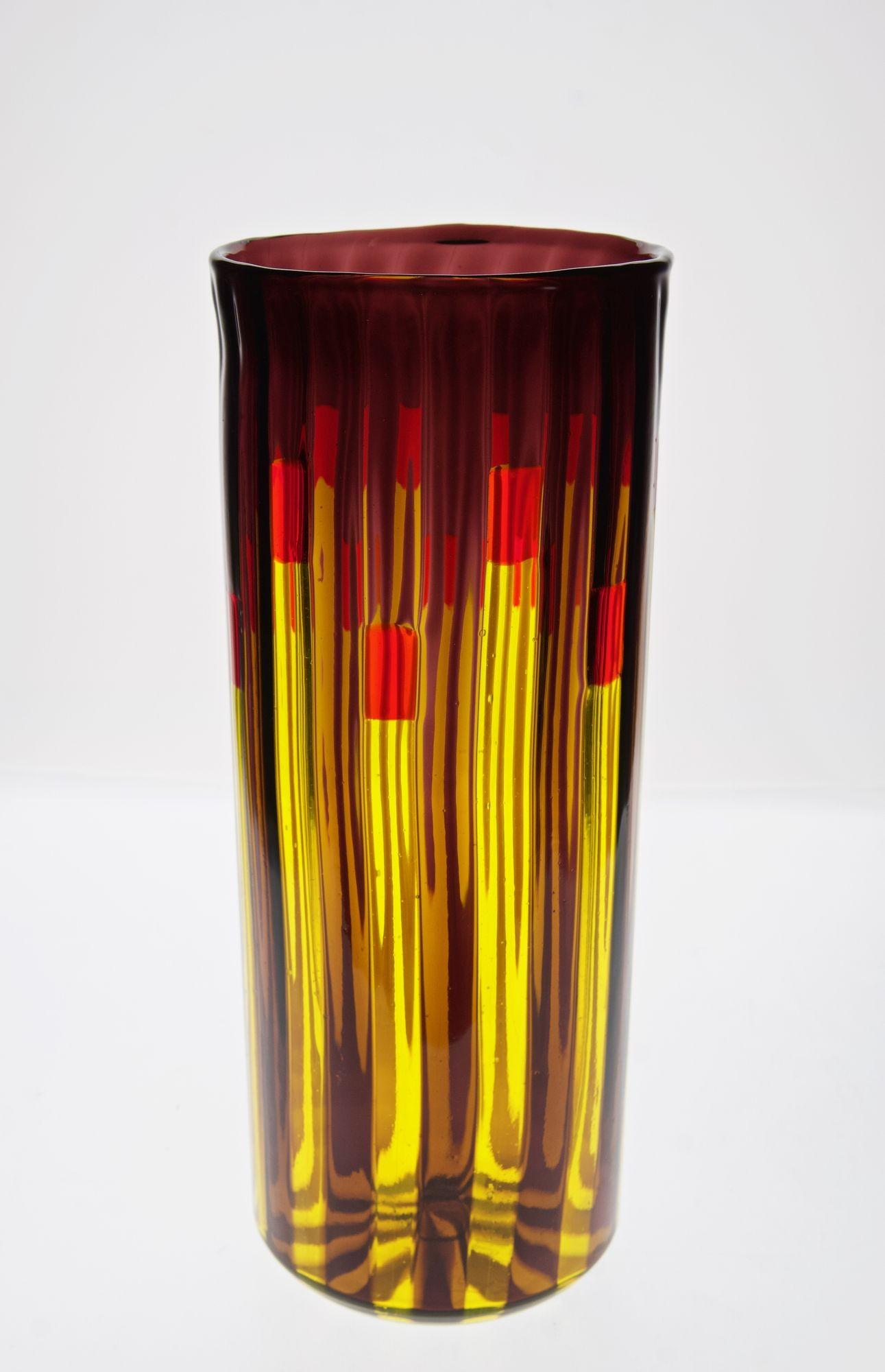 Zylindrische Vase aus Murano-Glas, gelb und amethystfarben mit leuchtend roten Akzenten im Zustand „Hervorragend“ im Angebot in Tavarnelle val di Pesa, Florence