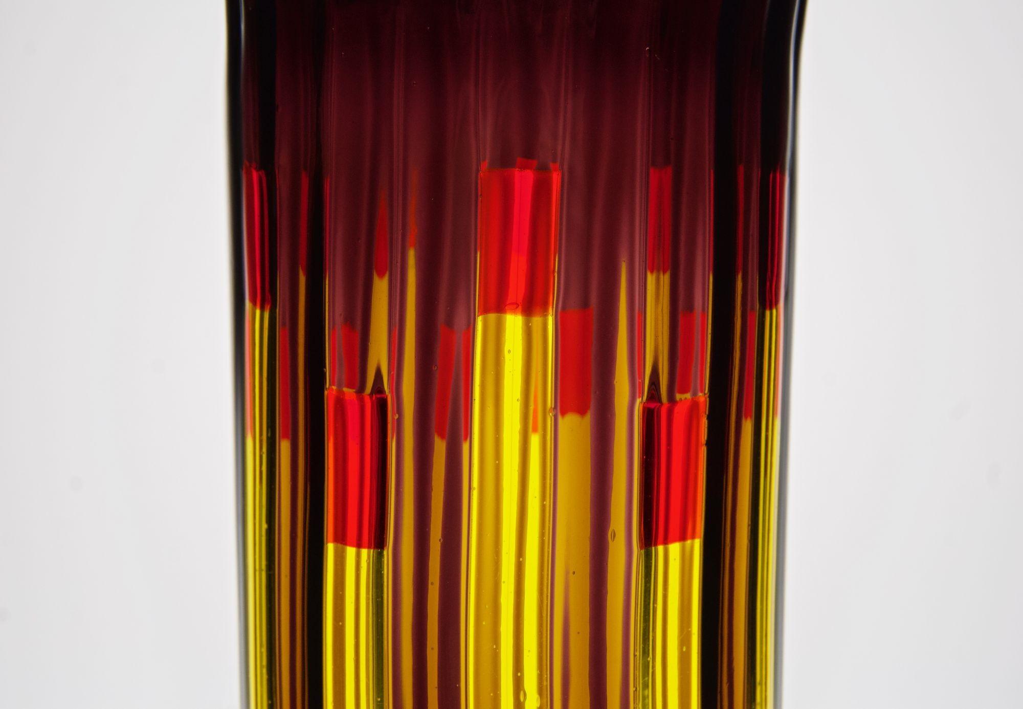 Zylindrische Vase aus Murano-Glas, gelb und amethystfarben mit leuchtend roten Akzenten (21. Jahrhundert und zeitgenössisch) im Angebot