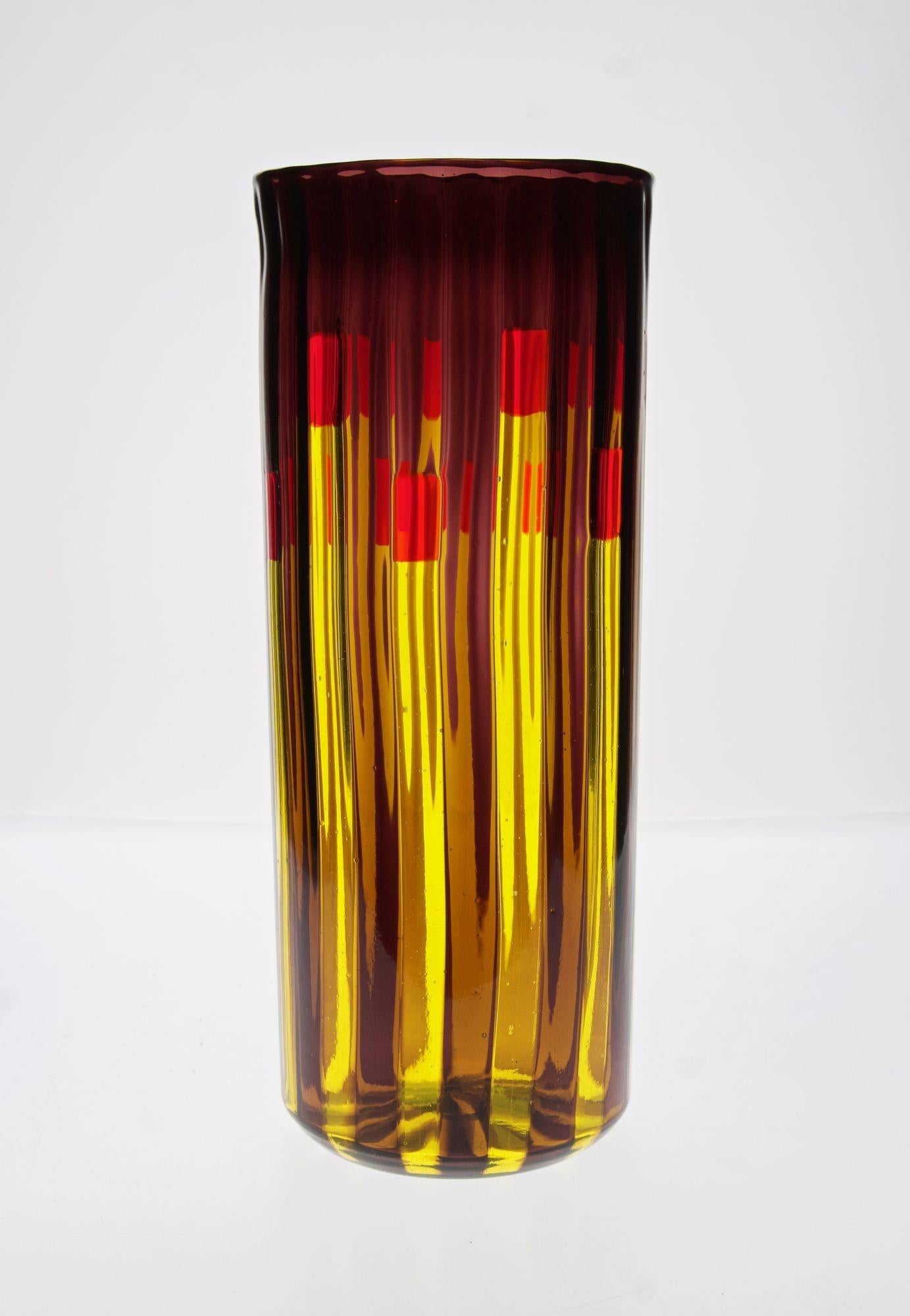 Zylindrische Vase aus Murano-Glas, gelb und amethystfarben mit leuchtend roten Akzenten im Angebot 1