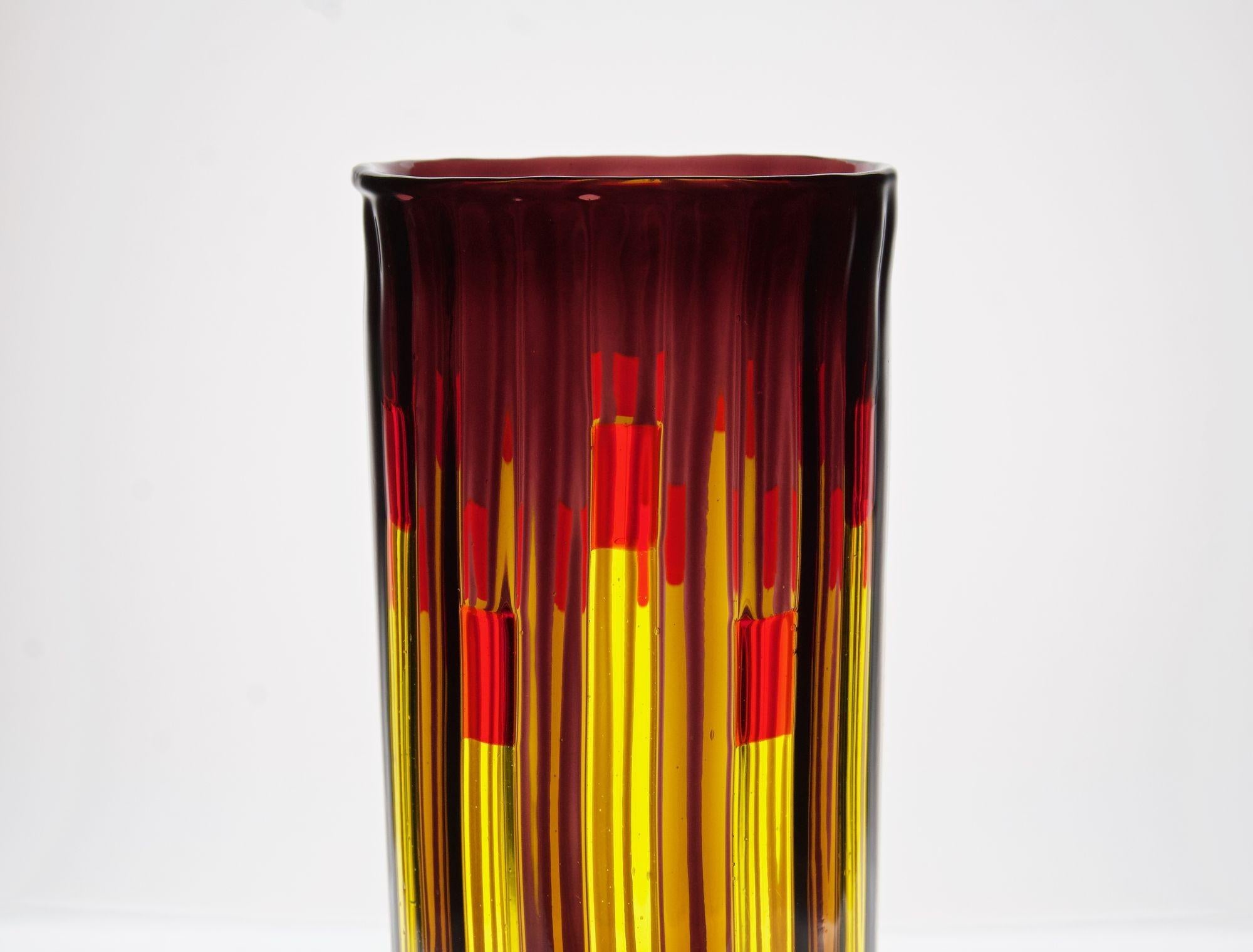 Zylindrische Vase aus Murano-Glas, gelb und amethystfarben mit leuchtend roten Akzenten im Angebot 3