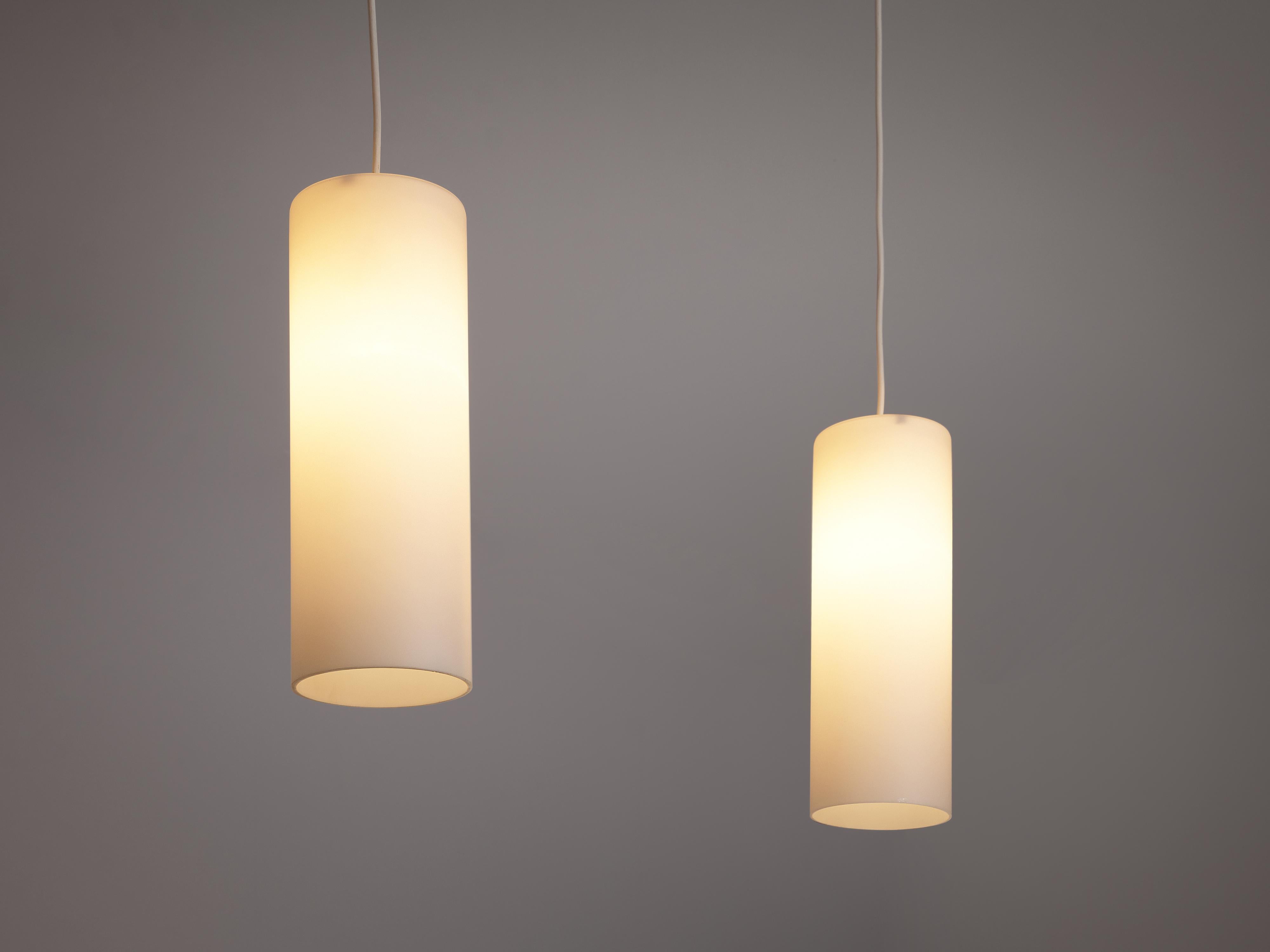 Lampade a sospensione cilindriche in vetro opaco in vendita 2