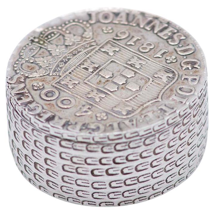 Zylindrische Pillendose mit D. João-Münze