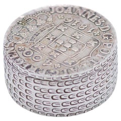 Zylindrische Pillendose mit D. João-Münze