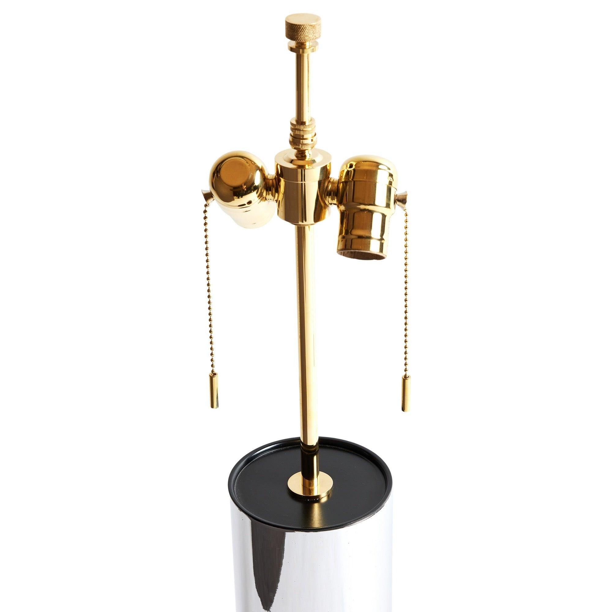 Américain Lampe de table cylindrique polie des États-Unis en vente