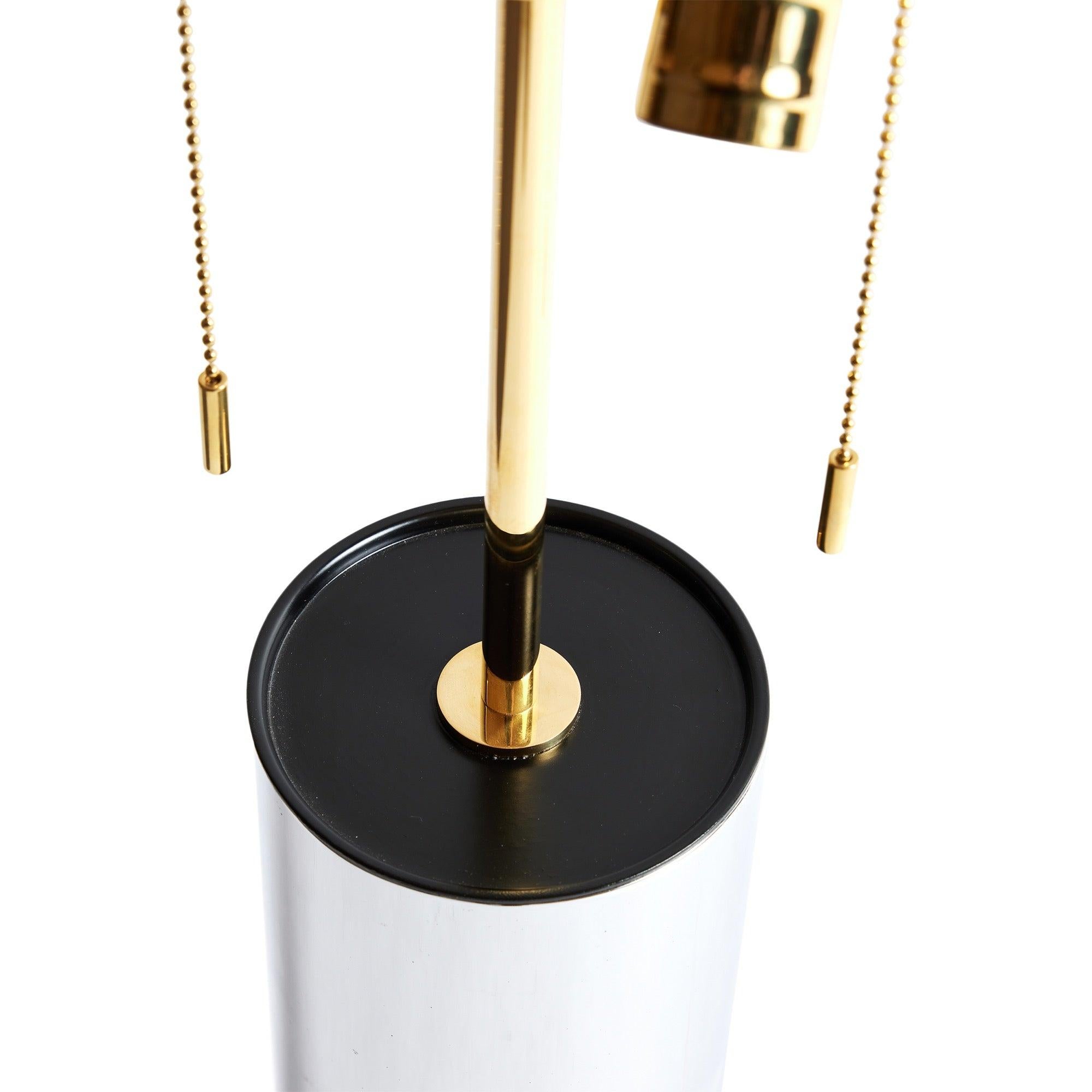 Lampe de table cylindrique polie des États-Unis Excellent état - En vente à Sagaponack, NY
