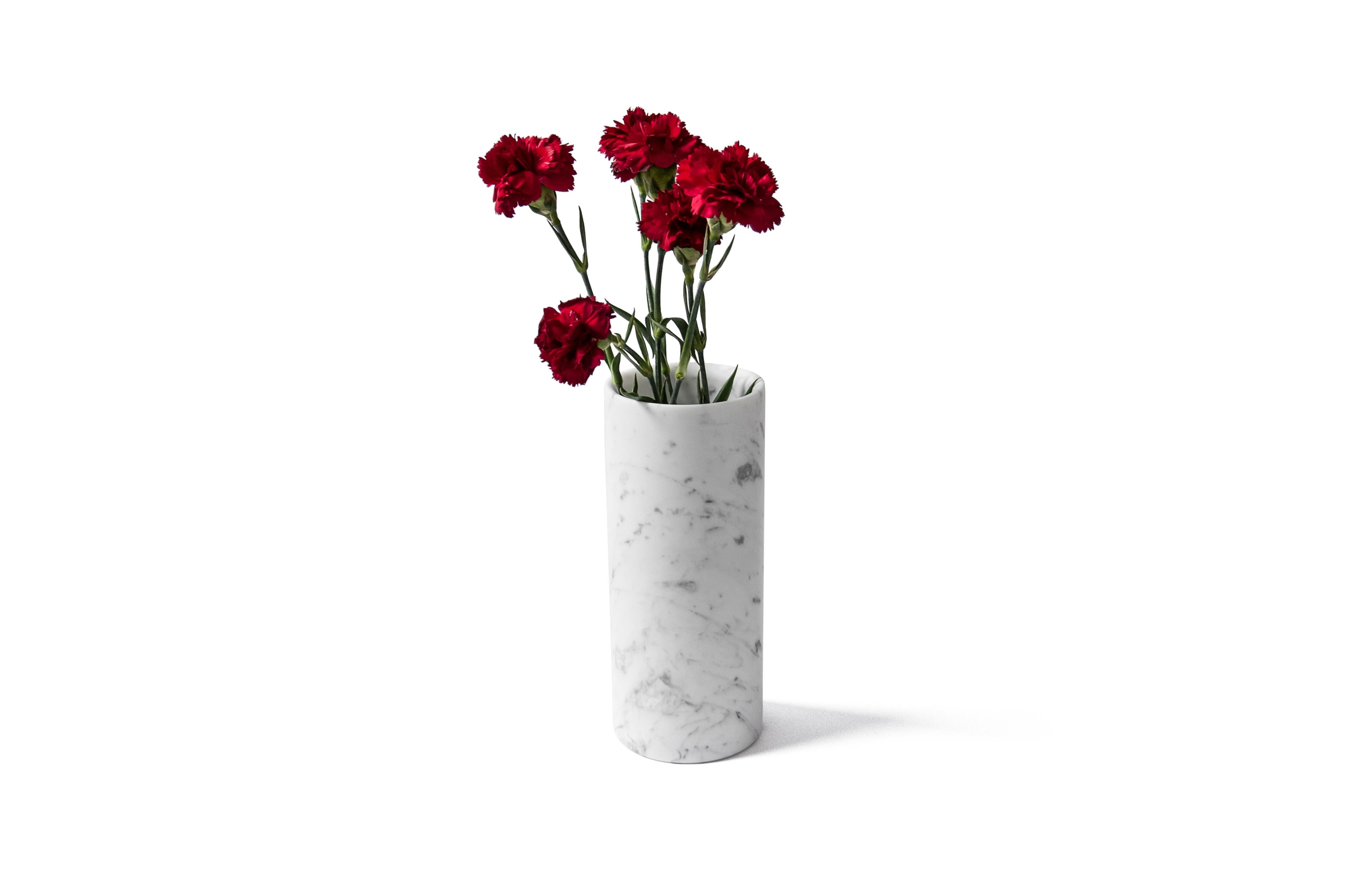 Fait main Vase cylindrique en marbre blanc de Carrare satiné fait à la main en vente