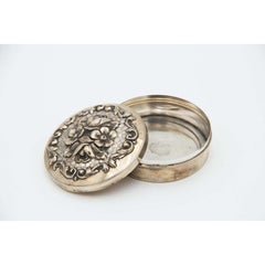 Boîte cylindrique en argent