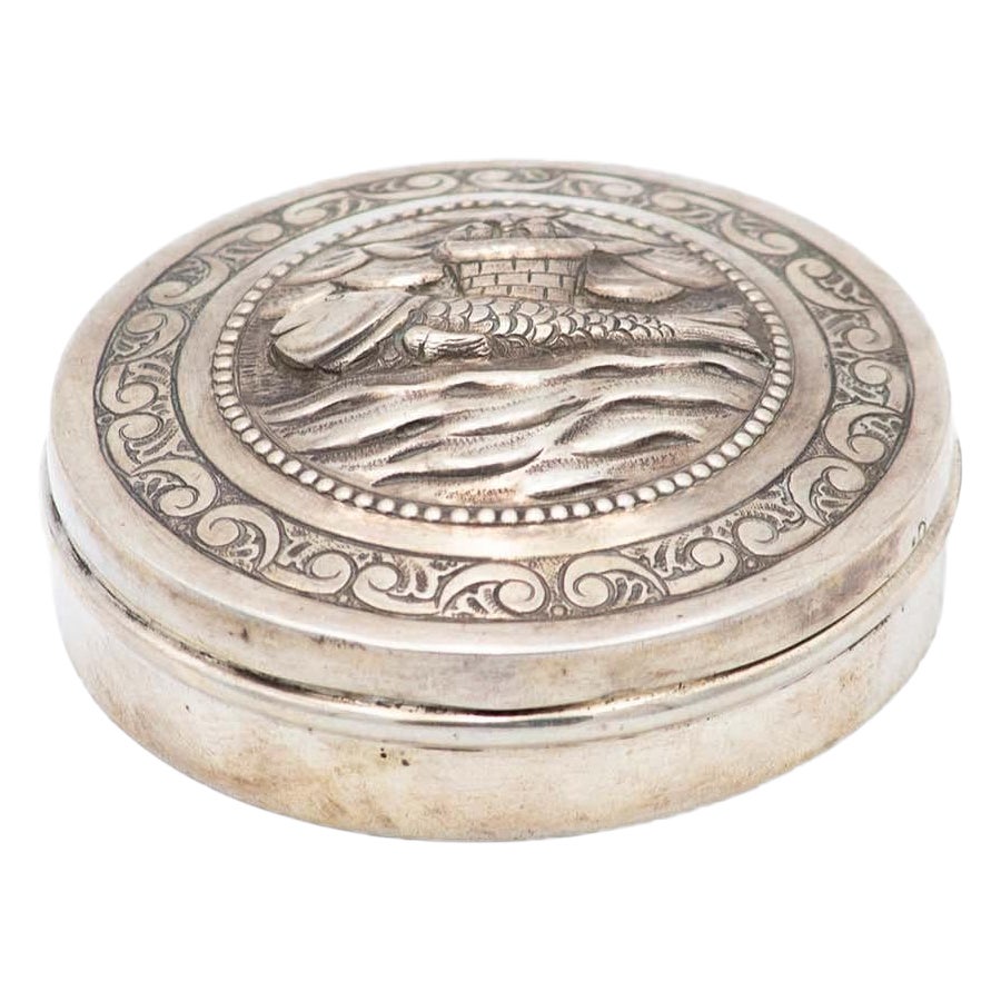 Cylindrical silver jewelry box