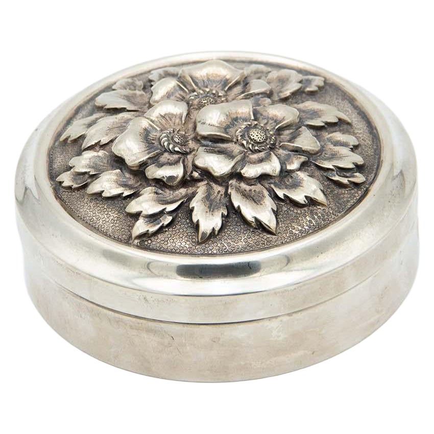Cylindrical silver jewelry box en vente
