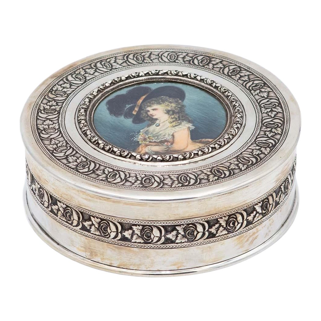 Joyero cilíndrico de plata con grabado de dama antigua en la tapa