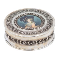 Joyero cilíndrico de plata con grabado de dama antigua en la tapa