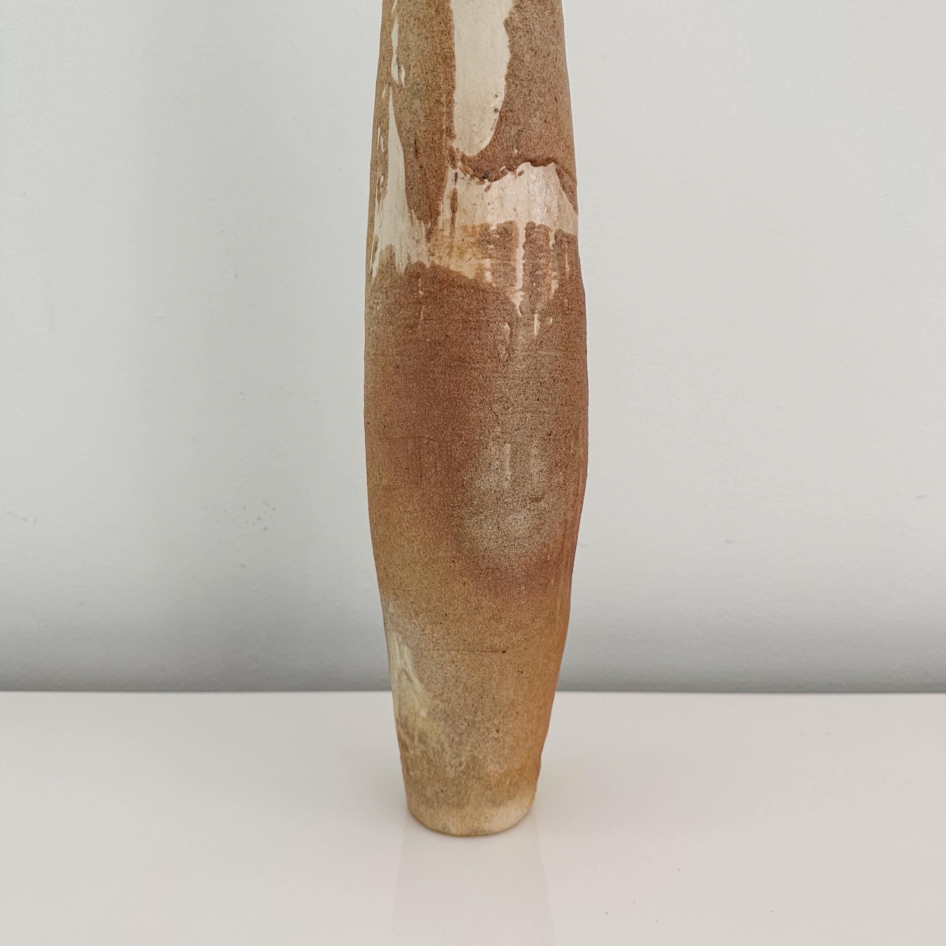 Vase cylindrique unique de Studio Pottery, grand et léger, fabriqué en 1984, avec une signature illisible dans les tons tans et blancs.

Haut et léger, ce vase présente un jeu captivant de tans et de blancs, avec un glaçage sable.
Fabriqué par un