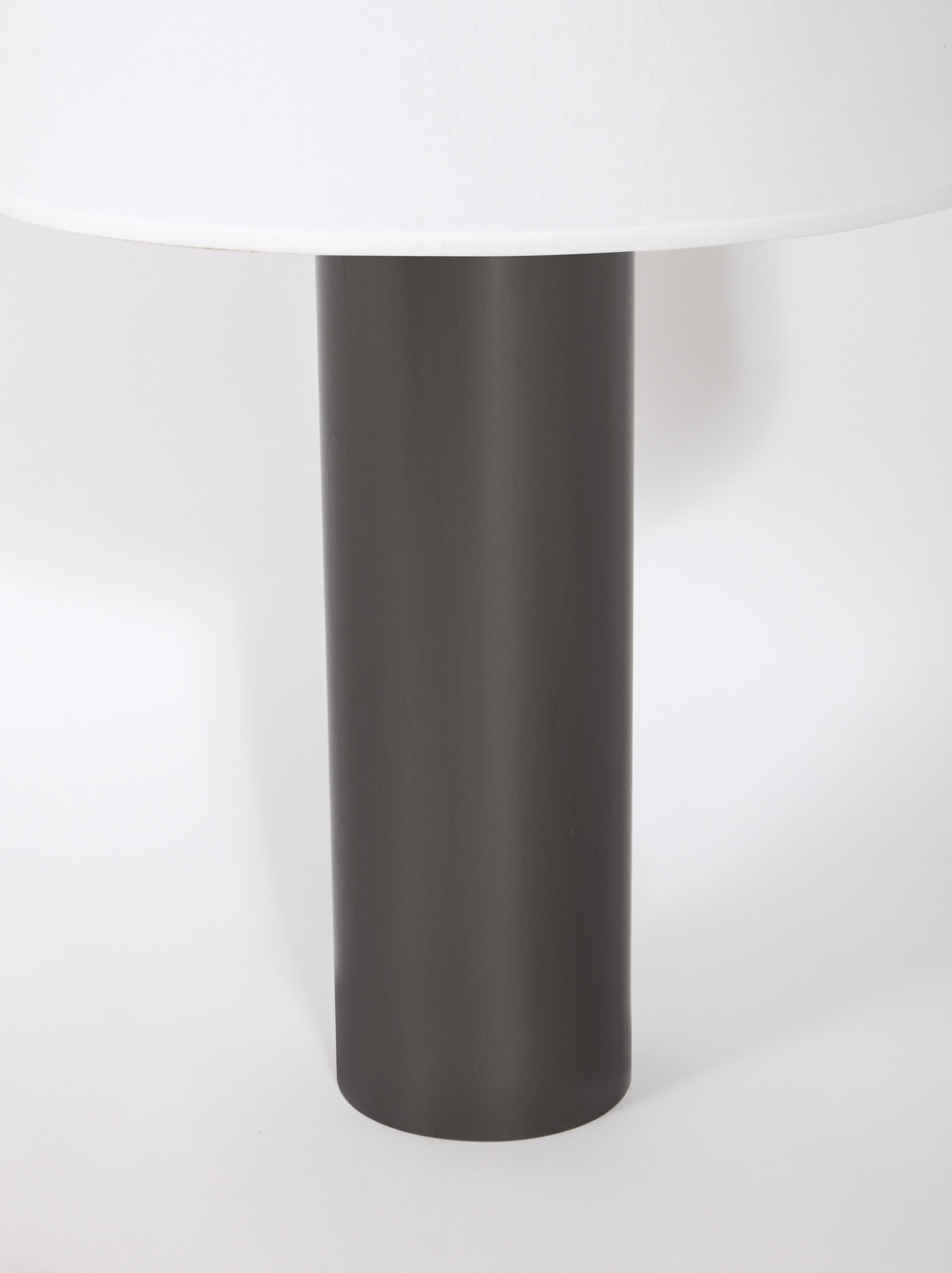 Français Lampe de table cylindrique en nickel noir, France, années 1970 en vente