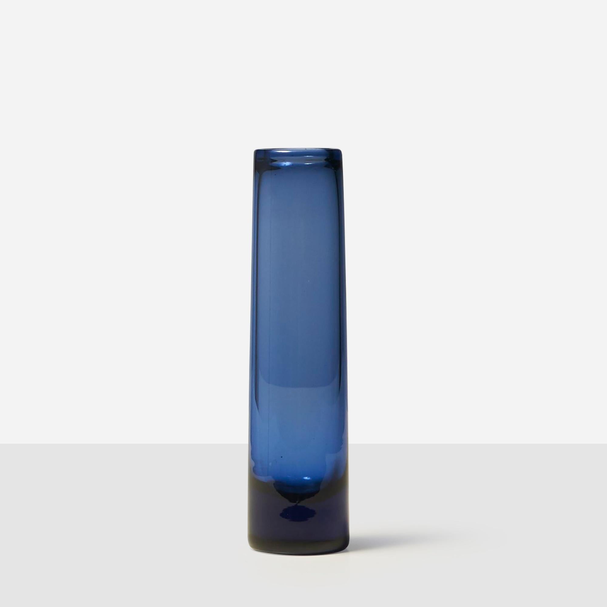 Vaso cilindrico in vetro blu zaffiro. Progettato da Per Lütken e realizzato da Holmegaard. Marchio del produttore e numero del modello 290018 incisi sulla base.
