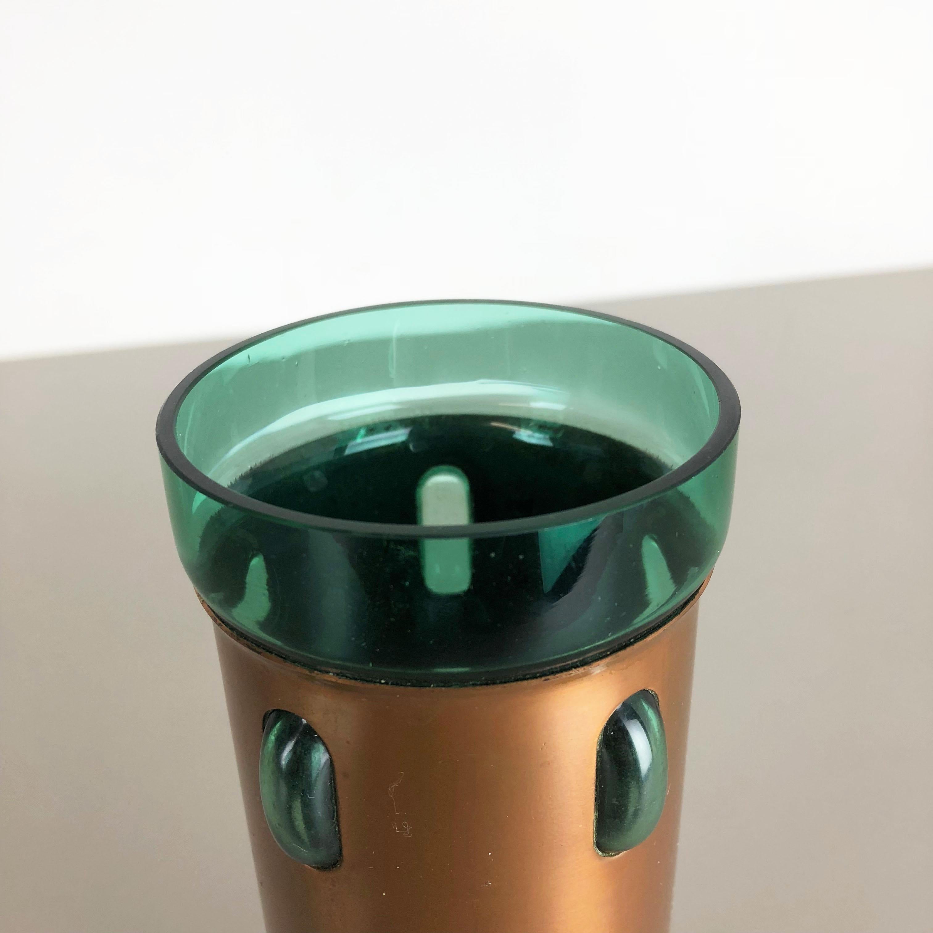 Verre Vase cylindrique en verre vert et cuivre de Nanny Still pour RAAK, 1970 en vente