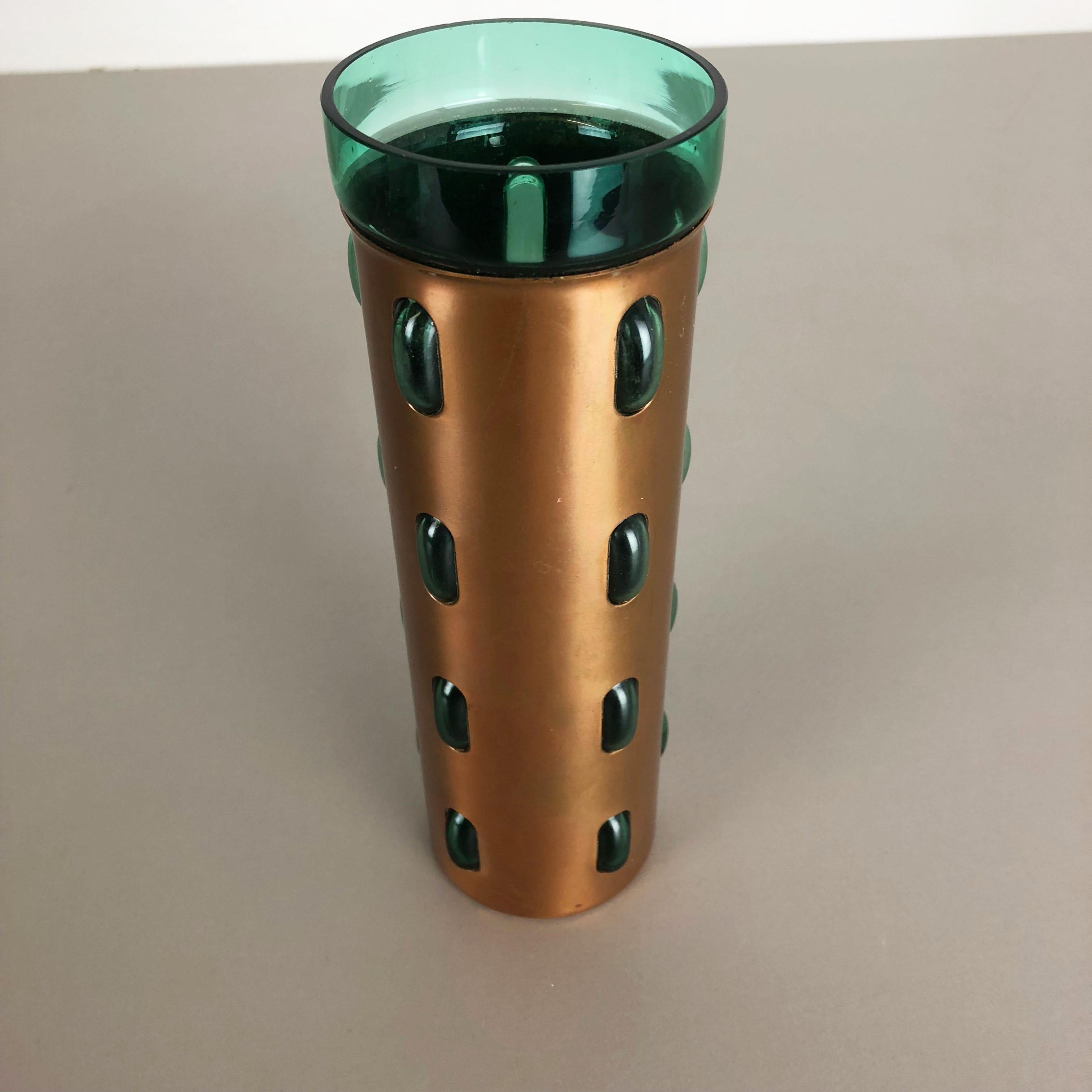 Vaso cilindrico in vetro verde e rame di Nanny Still per RAAK, anni '70 in vendita 1