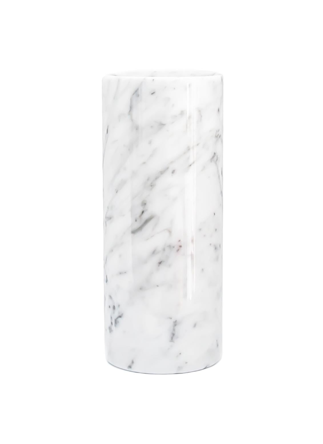 Vase cylindrique en marbre blanc de Carrara fabriqué en Italie, Carrara.
Chaque pièce est en quelque sorte unique (puisque chaque bloc de marbre est différent par ses veines et ses nuances) et fabriquée à la main en Italie. Les légères variations de