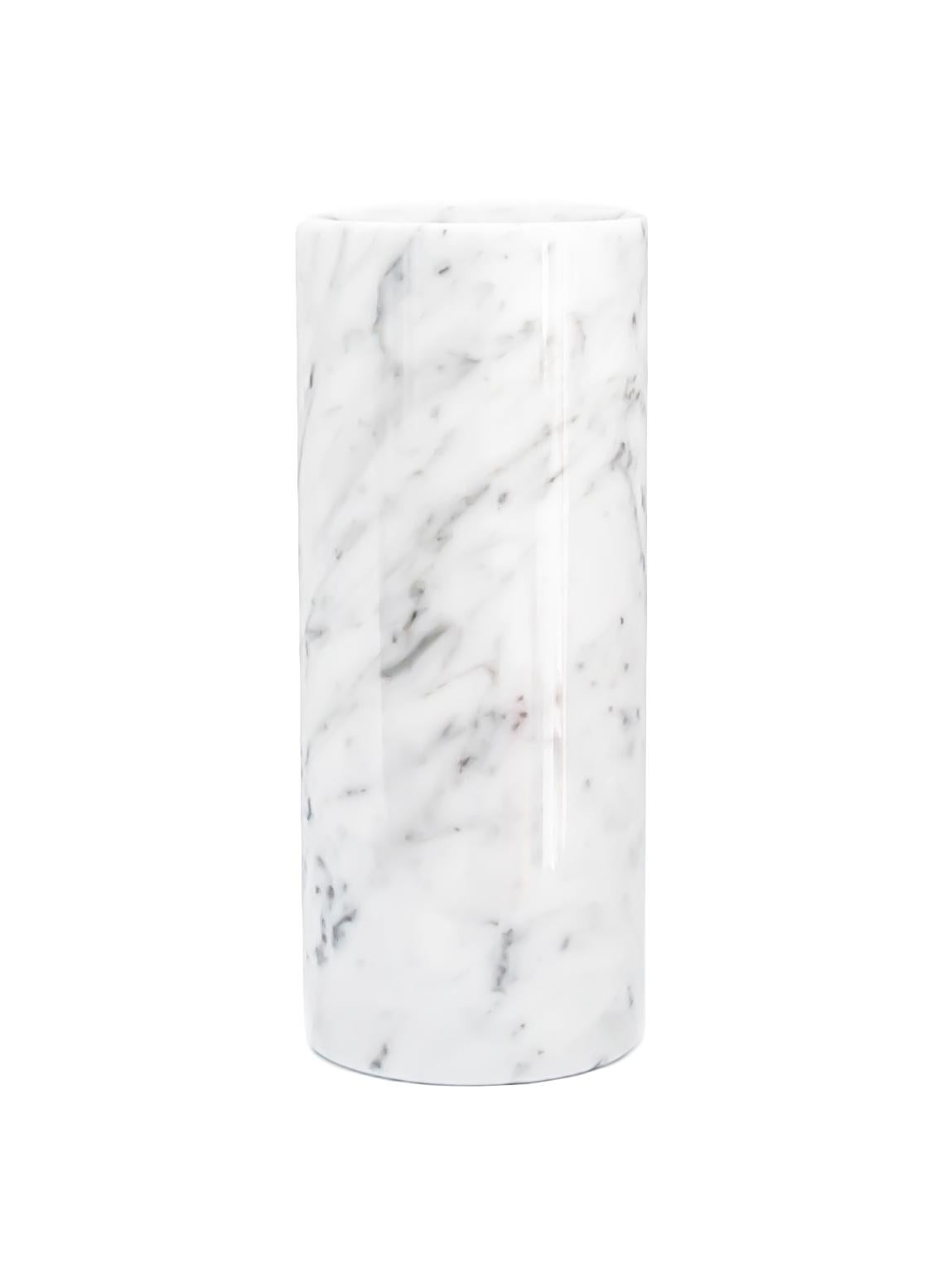 Vaso cilindrico in marmo bianco di Carrara realizzato in Italia, Carrara.
Ogni pezzo è in qualche modo unico (poiché ogni blocco di marmo è diverso per venature e sfumature) e realizzato a mano in Italia. Lievi variazioni di forma, colore e