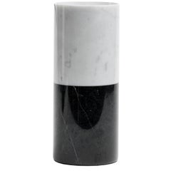 Vase cylindrique en marbre blanc de Carrare fait à la main avec bande de marbre noir de Marquina