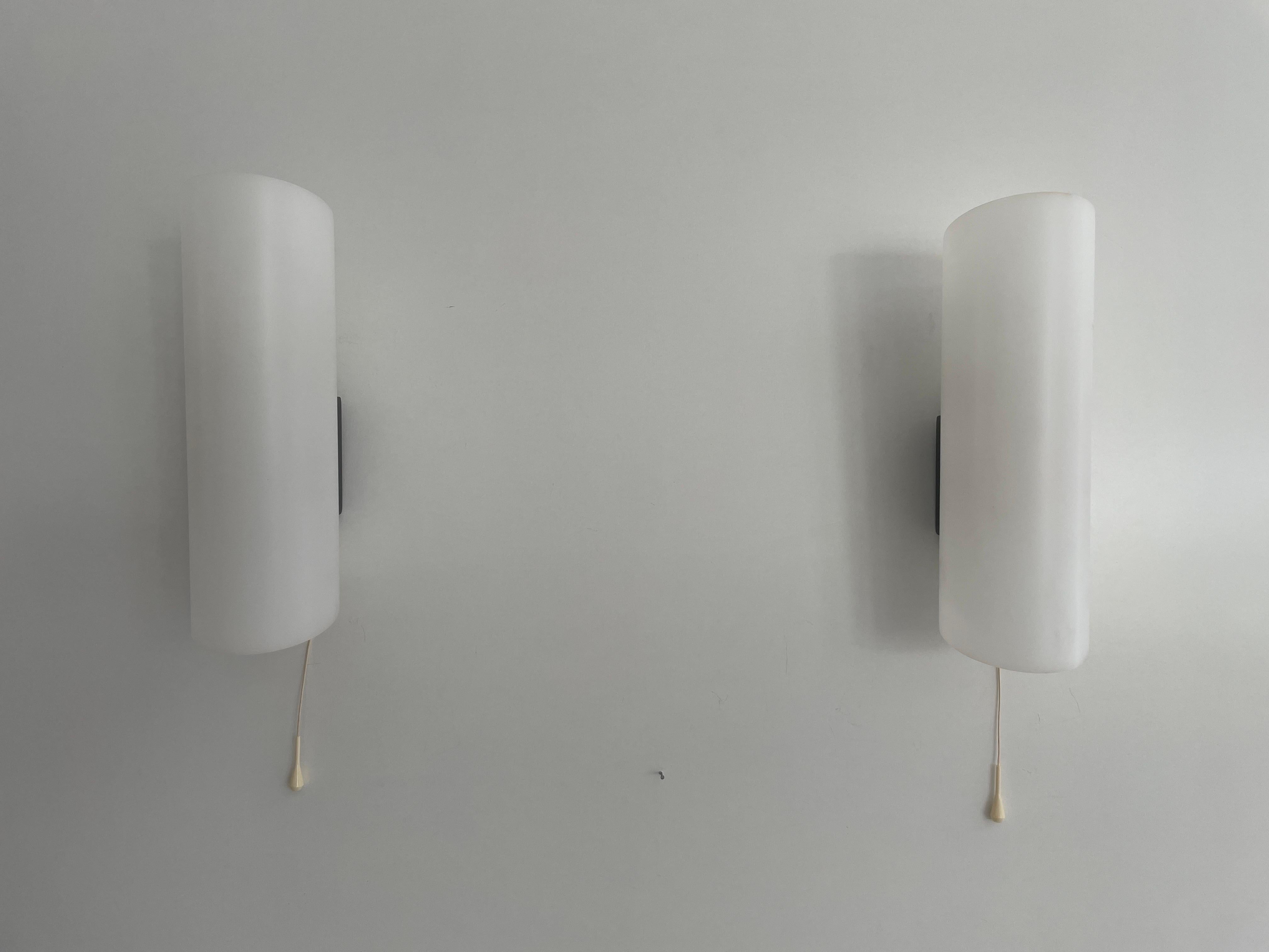 Pareja de apliques cilíndricos de plexiglás blanco, años 60, Alemania Moderno de mediados de siglo en venta