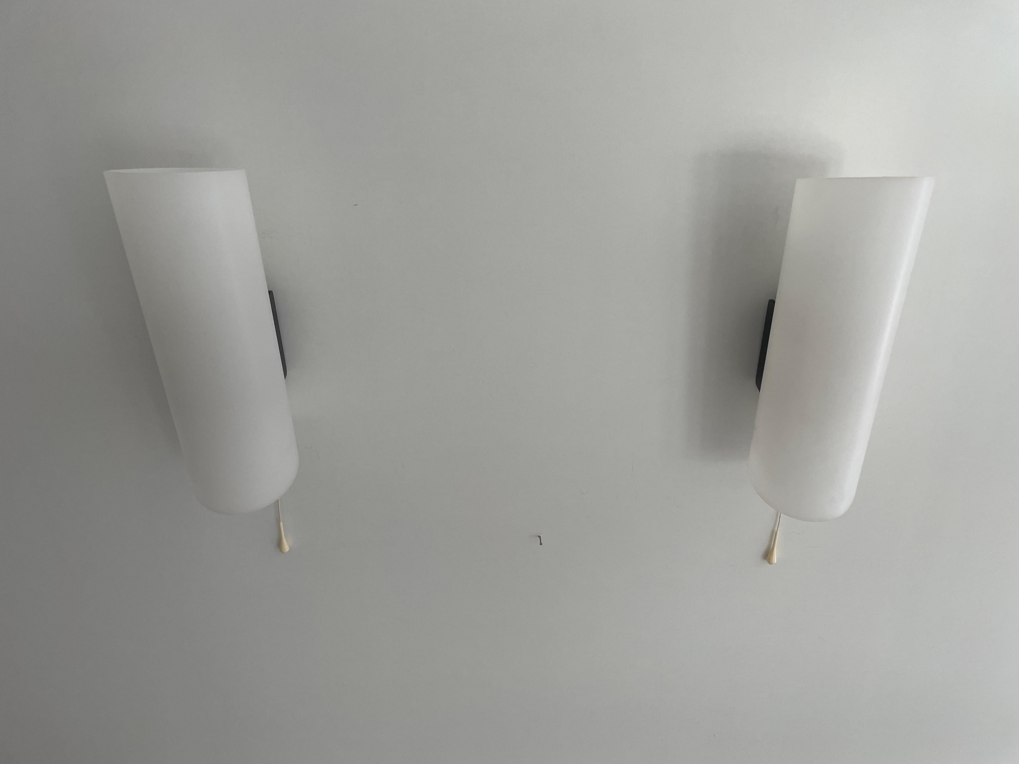 Pareja de apliques cilíndricos de plexiglás blanco, años 60, Alemania Alemán en venta
