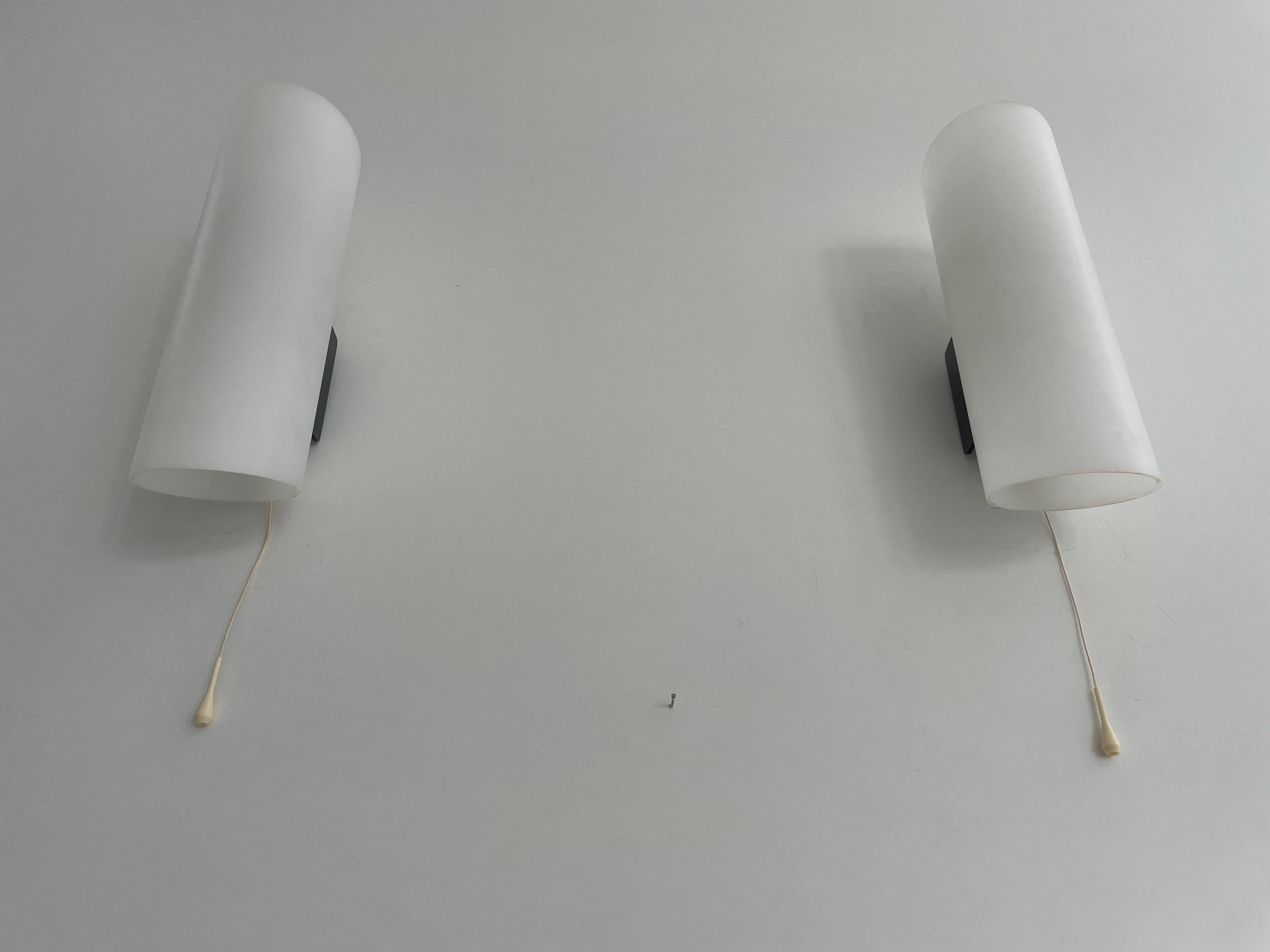 Pareja de apliques cilíndricos de plexiglás blanco, años 60, Alemania en Excelente estado para la venta en Hagenbach, DE