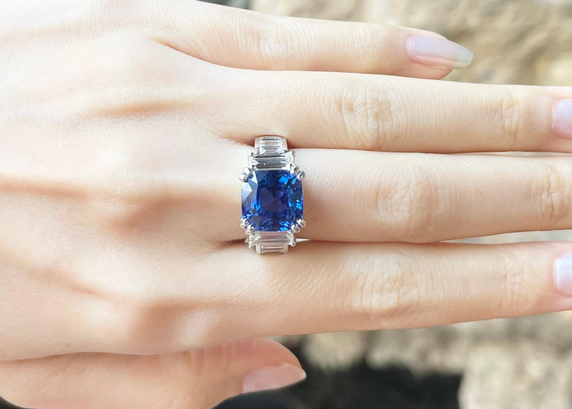 Zylonblauer Saphir mit Diamantring aus Platin 950 in Platinfassungen gefasst (Zeitgenössisch) im Angebot