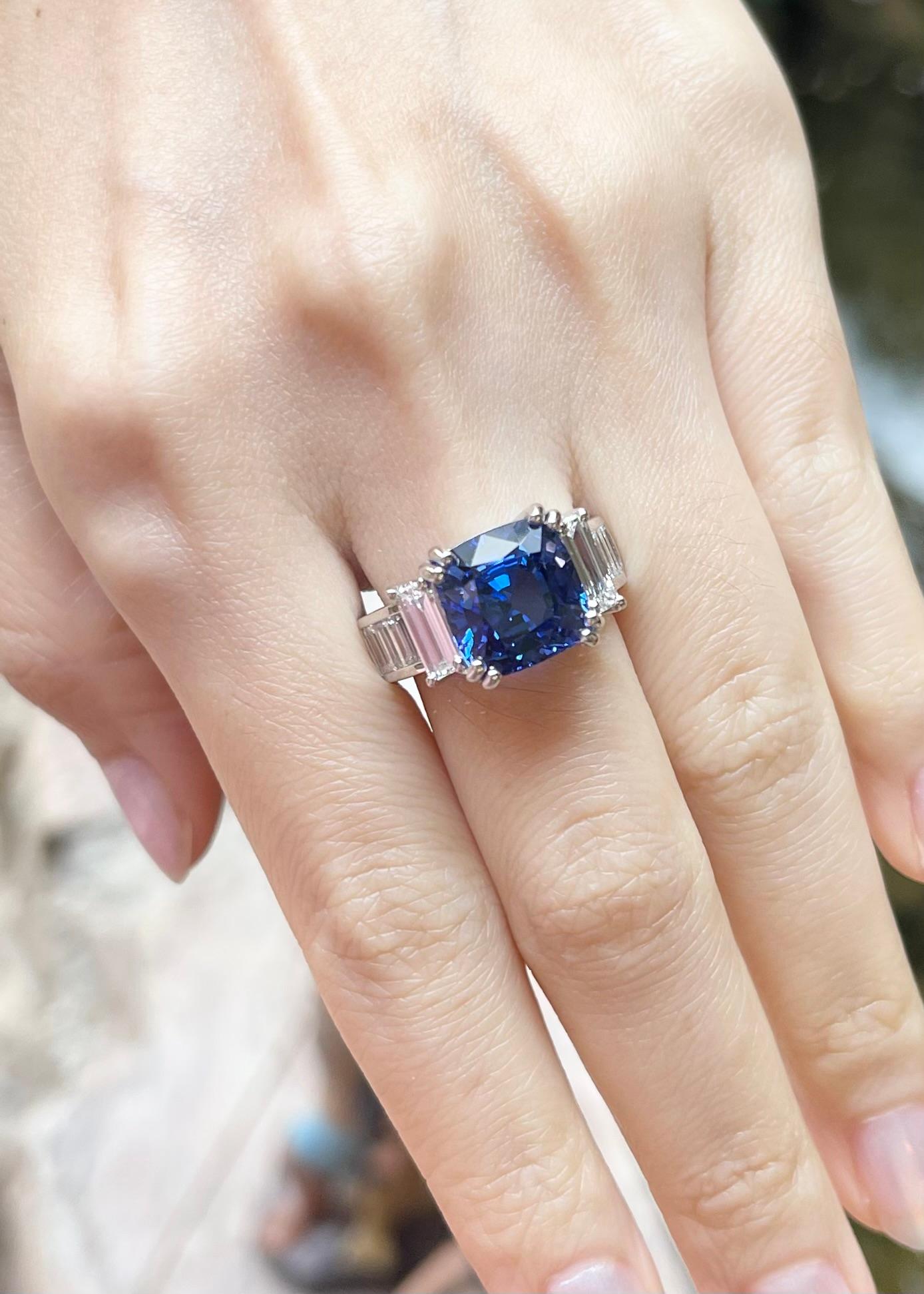 Zylonblauer Saphir mit Diamantring aus Platin 950 in Platinfassungen gefasst (Kissenschliff) im Angebot