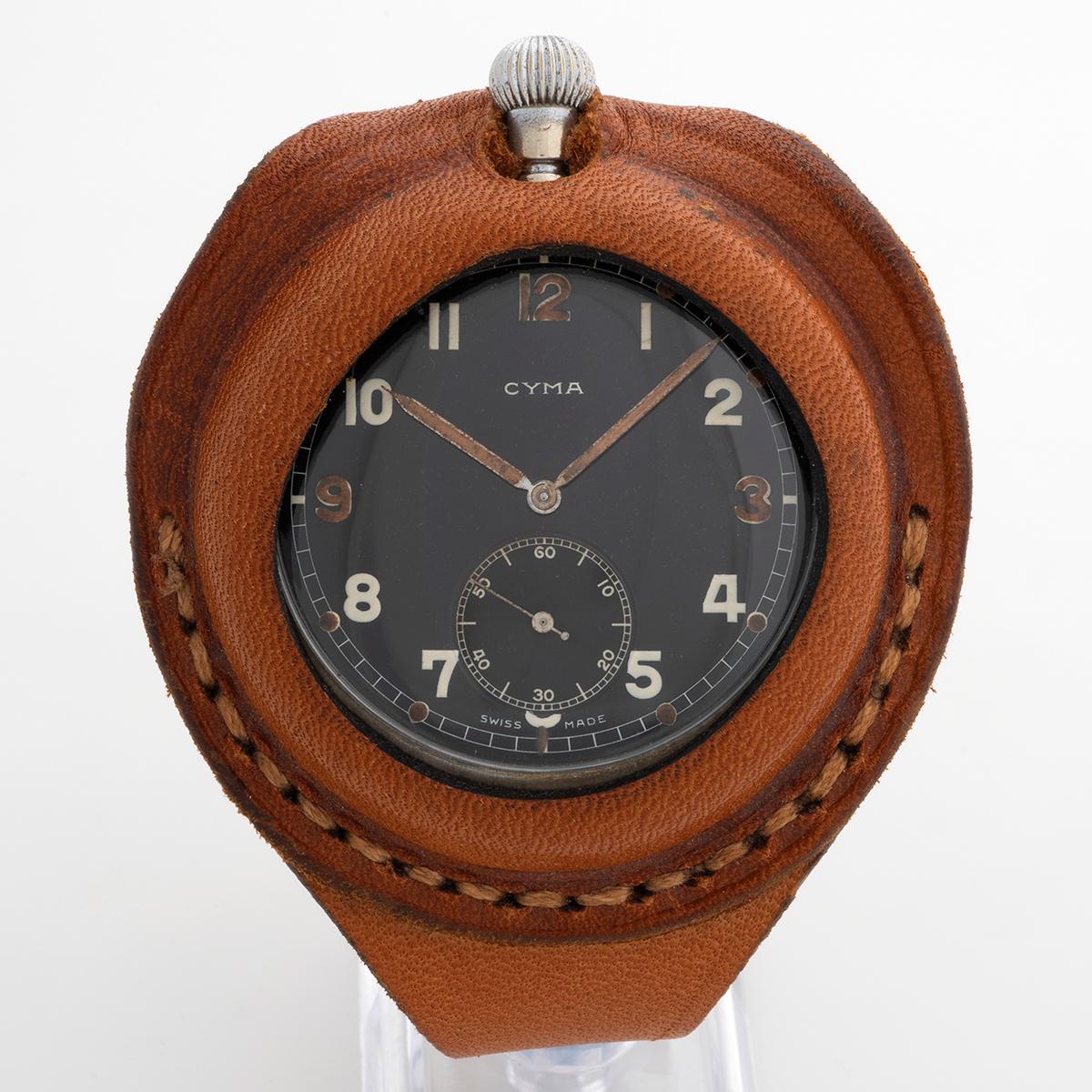 Notre montre de poche militaire vintage, de Cyma (Suisse), est dotée d'un mouvement à remontage manuel cal. 775 de 15 rubis, d'un boîtier en acier inoxydable de 52 mm avec fond à pression. Cet exemplaire présente un cadran noir avec des index