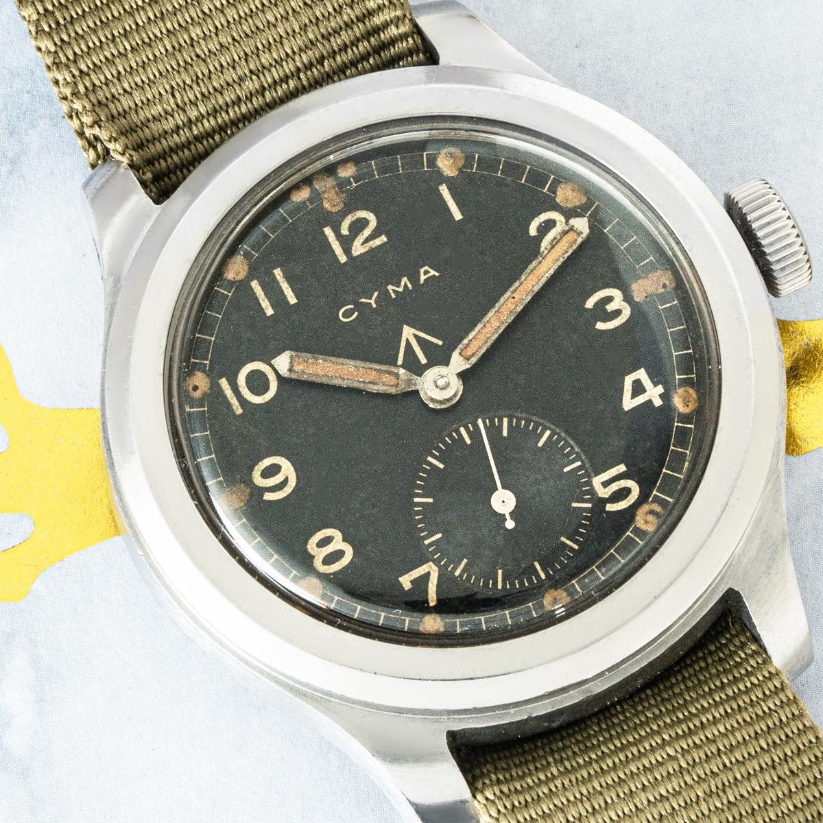 Une montre-bracelet militaire Dirty Dozen WWII, disponible dès maintenant dans notre Showroom, à Londres.

Ce remarquable garde-temps présente un cadran noir avec des chiffres arabes, des index des minutes sur le pourtour du cadran, un affichage de