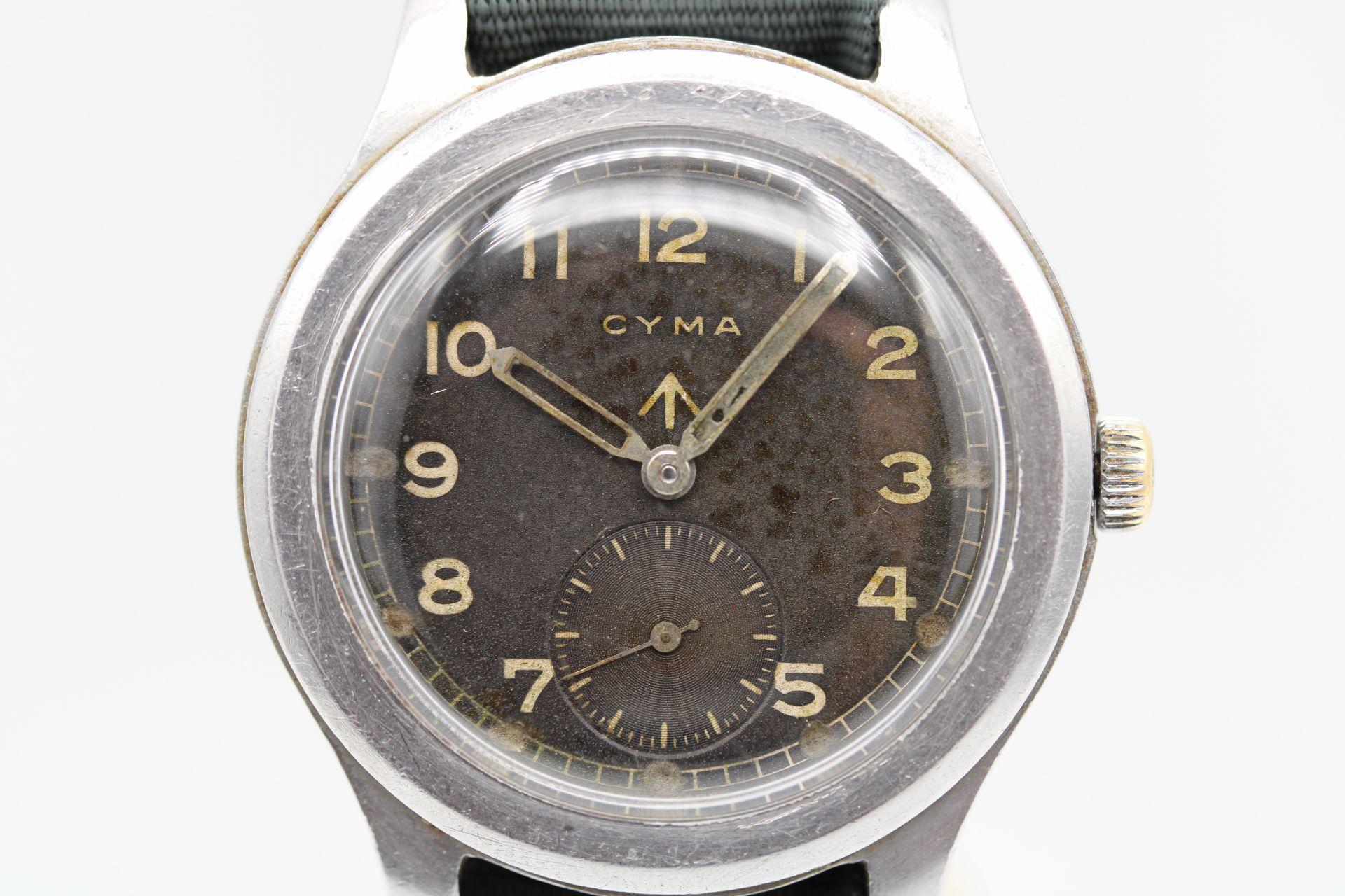 Eine originale Cyma aus den 1940er Jahren, die später Teil der sogenannten 'Dirty Dozen'-Sammlung britischer Militäruhren aus dem 2. Weltkrieg war. Zugegebenermaßen nicht die seltenste von ihnen, aber ein Teil der Sammlung nicht weniger.

Dieser
