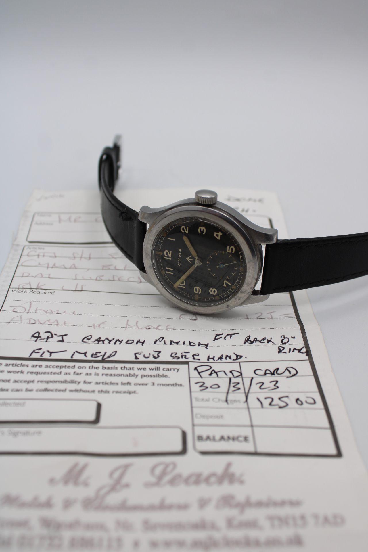 Un bel exemple de l'une des 12 montres Dirty Dozen créées pour le MOD. Cette Collection Cyma est digne d'une collection, d'une mise à niveau ou d'un début de collection. 

Le cadran et les aiguilles d'origine ont un aspect naturellement vieilli. Il