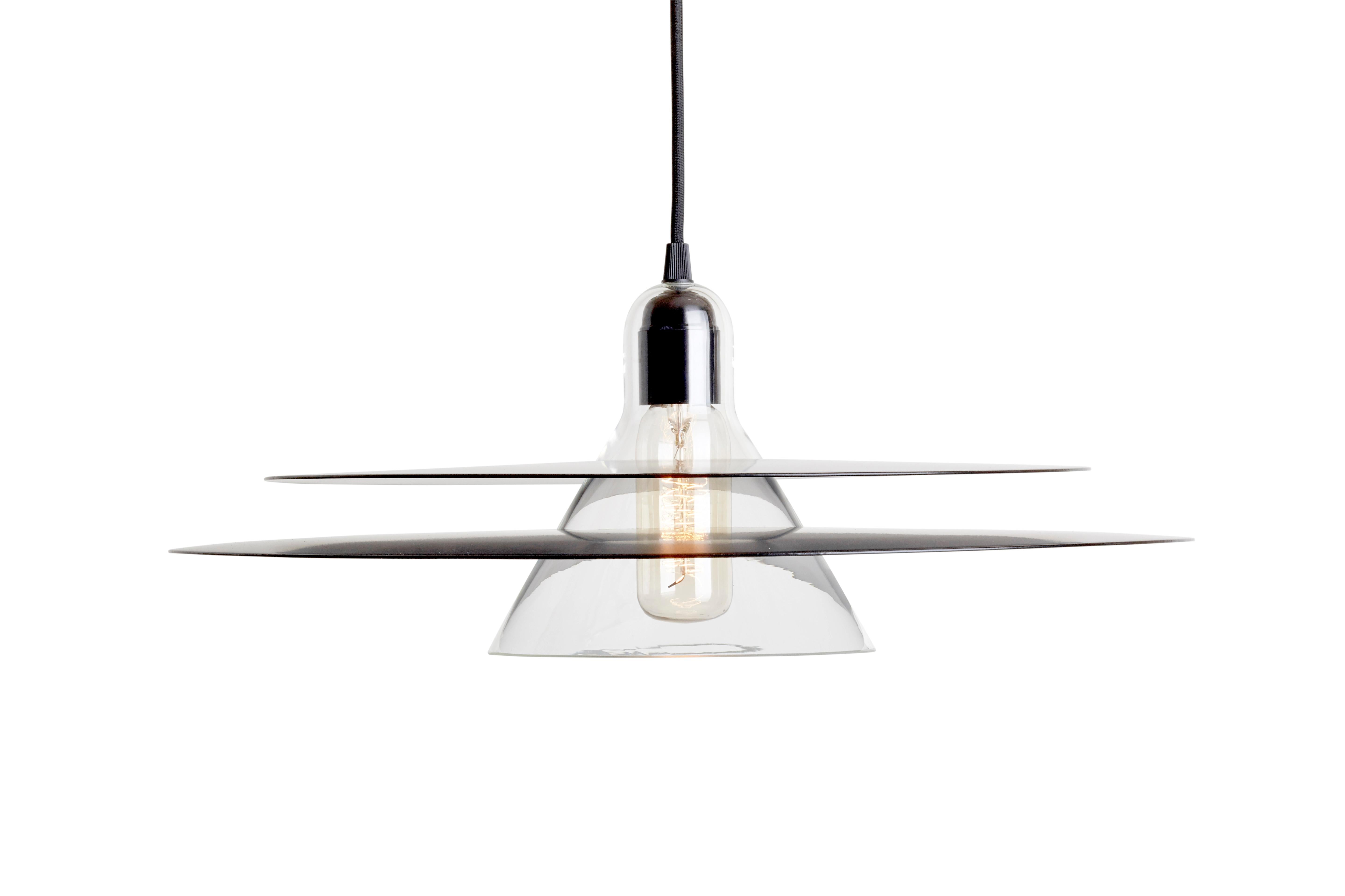 Swan is a large pendant lamp with smooth and curvy lines. Swan is made of an opalescent shade in blown glass floating above a chromed metal cone.
 