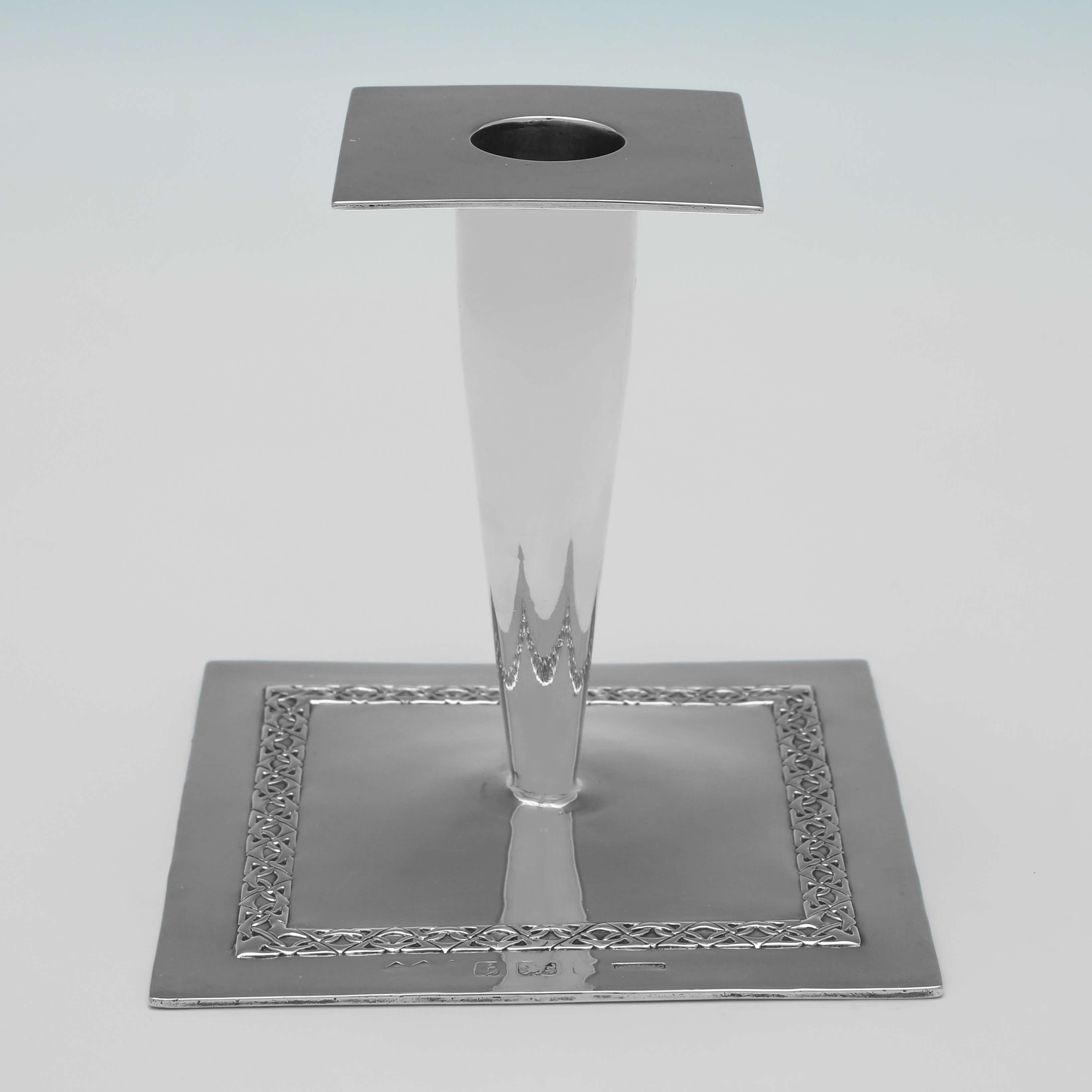 Matriculados en Birmingham en 1901 por Liberty & Co., este raro par de candelabros de plata de ley antigua presentan el coleccionable diseño 