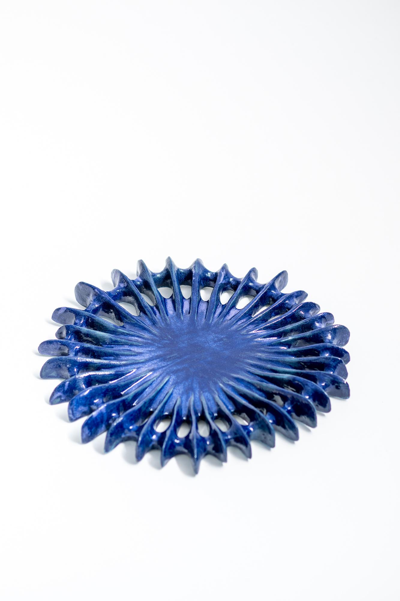 Assiette décorative Cynarina en grès à glaçure bleu foncé par Kallia Panopoulou
Dimensions : D 3 x L 40 x H 40 cm. 
MATERIAL : Grès.

Disponible en différentes options de finition : émail crawl à l'argile noire, émail blanc mat sur le grès, ou émail