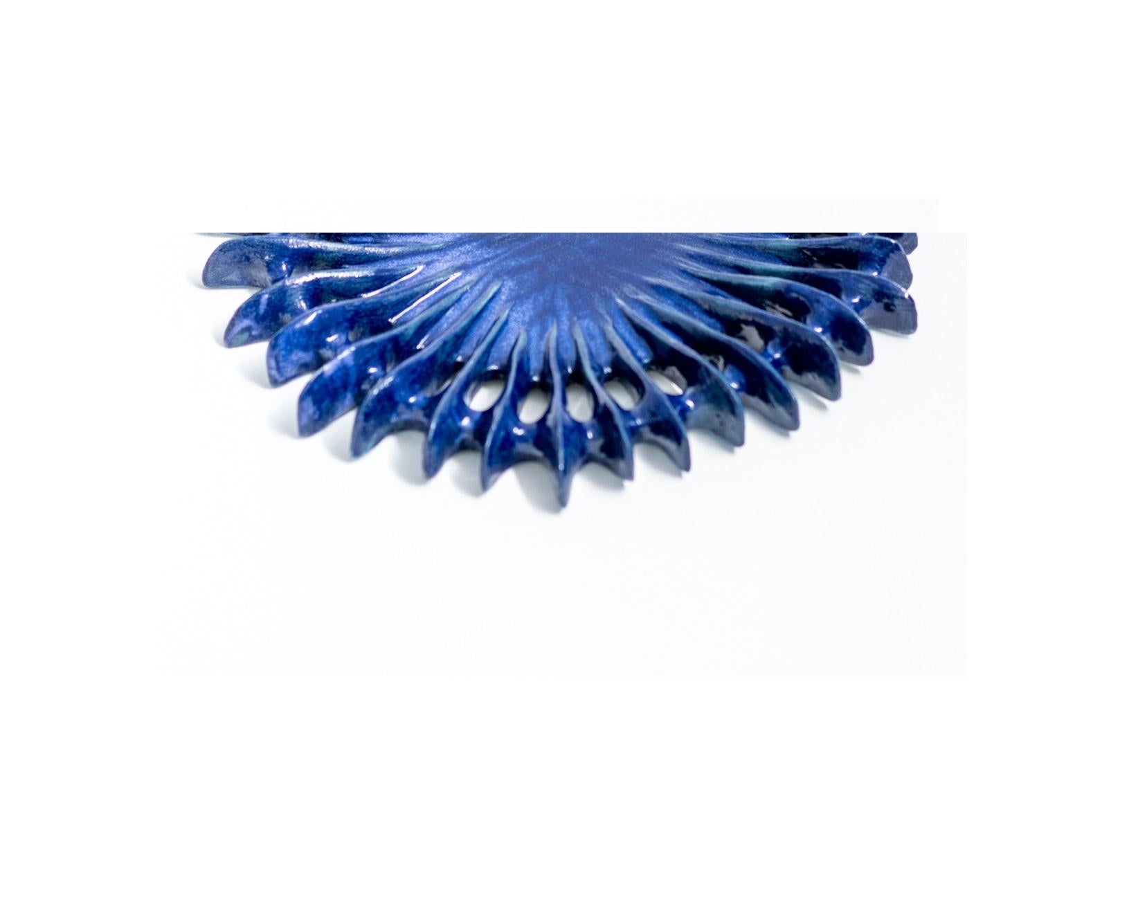 Assiette décorative Cynarina en grès à glaçure bleu foncé par Kallia Panopoulou Neuf - En vente à Geneve, CH