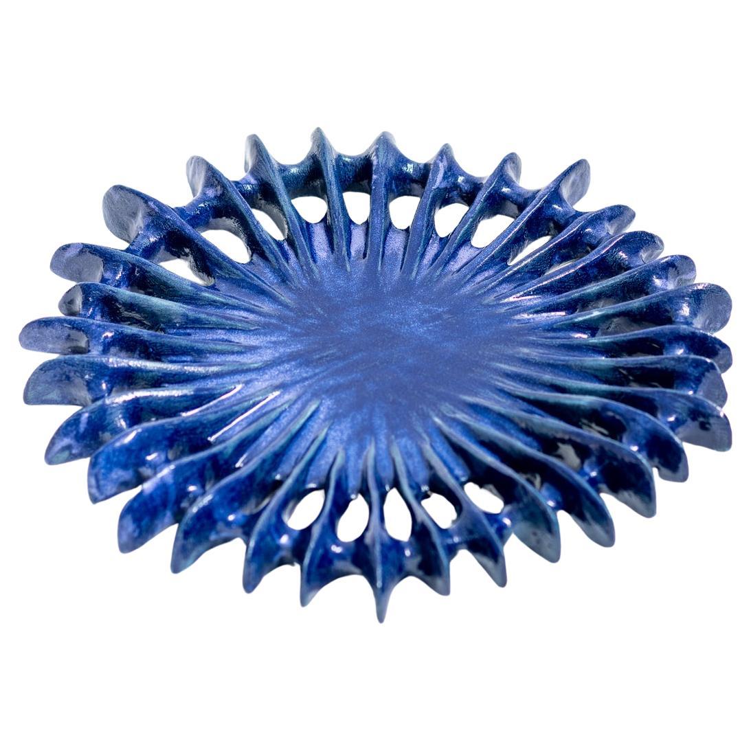 Assiette décorative Cynarina en grès à glaçure bleu foncé par Kallia Panopoulou