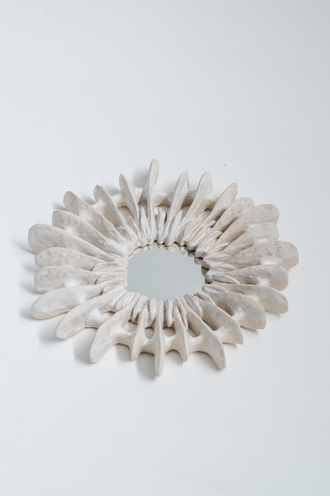 Cynarina Wandspiegel aus Steingut mit mattweißer Glasur von Kallia Panopoulou
Abmessungen: T 7 x B 40 x H 40 cm. 
MATERIALIEN: Steingut und Spiegel.

Erhältlich in verschiedenen Ausführungen: Crawl-Glasur aus schwarzem Ton, mattweiße Glasur auf