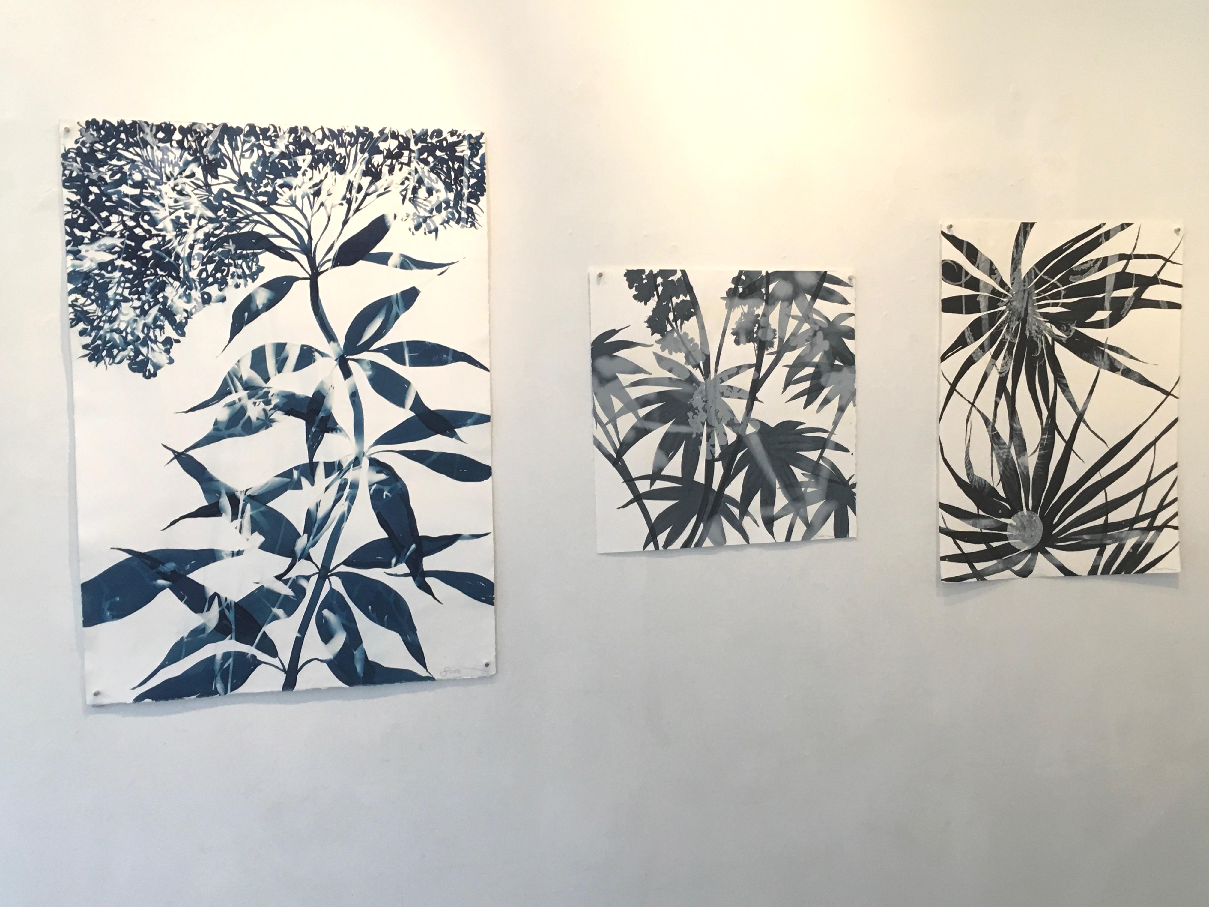 Fiori di ricino, natura, monoprint, botanica, blu, bianco, senza cornice - Landscape Painting Grigio di Cynthia MacCollum