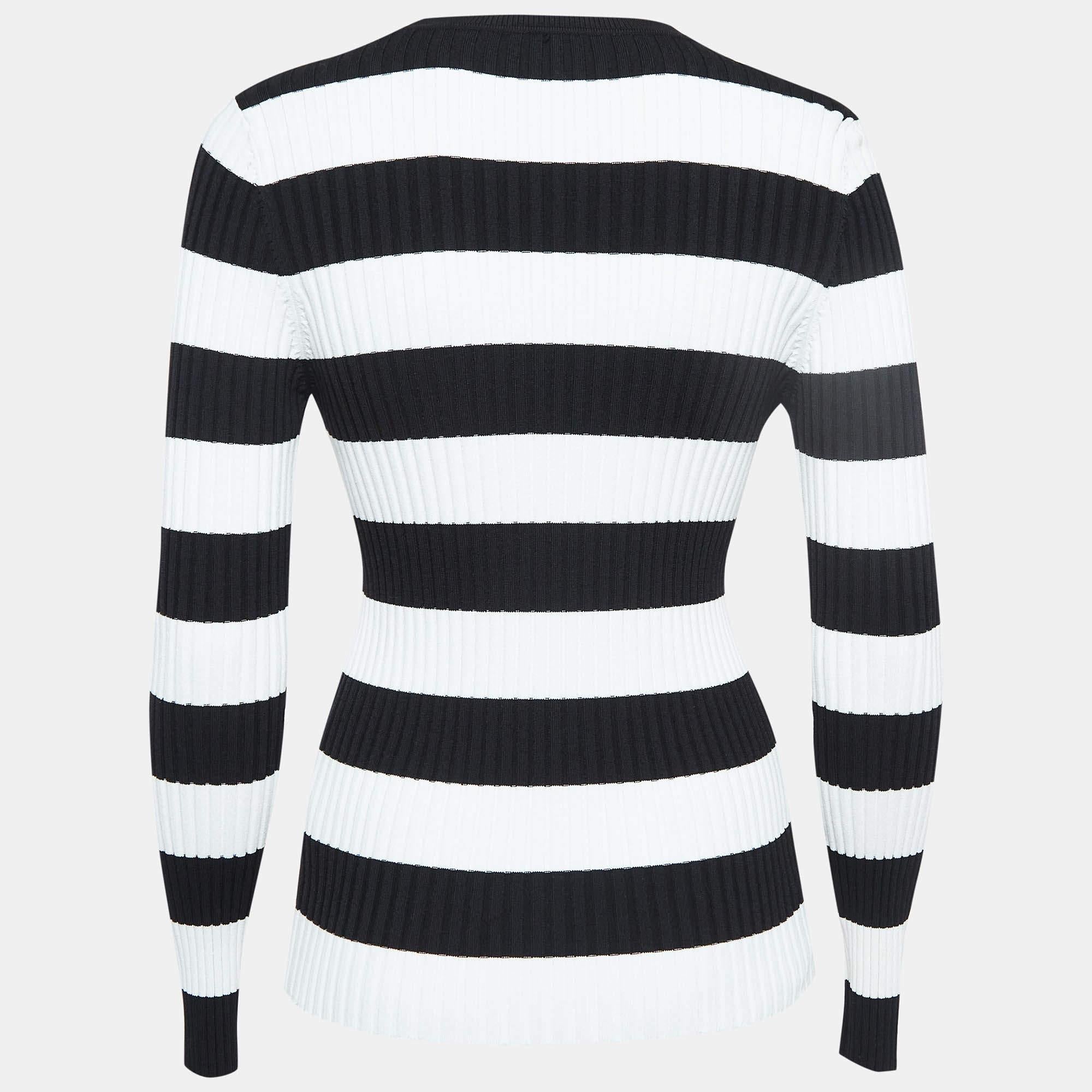 Avvolgiti di calore e stile con questo maglione di Cynthia Rowley. Realizzate meticolosamente per garantire comfort e moda  ha le classiche strisce in bianco e nero.