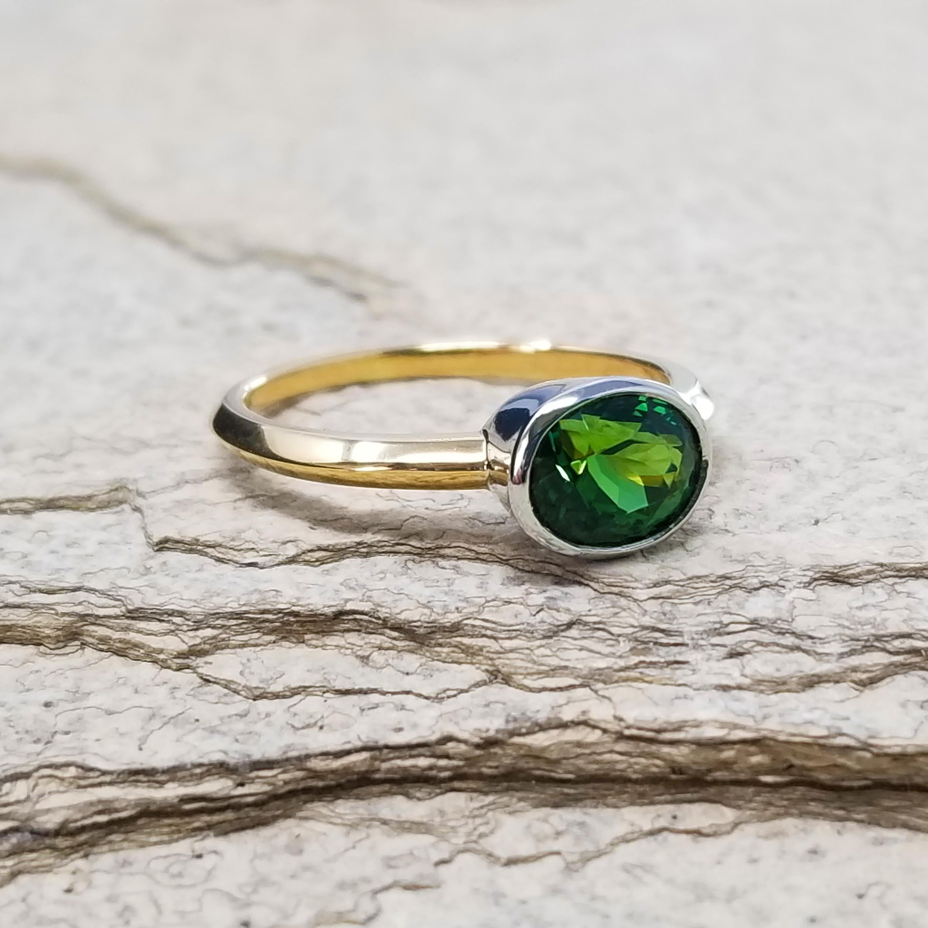Das satte Grün dieses farbenprächtigen Chromturmalins ist absolut atemberaubend. Die Lebendigkeit dieses gut geschliffenen Edelsteins kommt in diesem Ring elegant zur Geltung.

