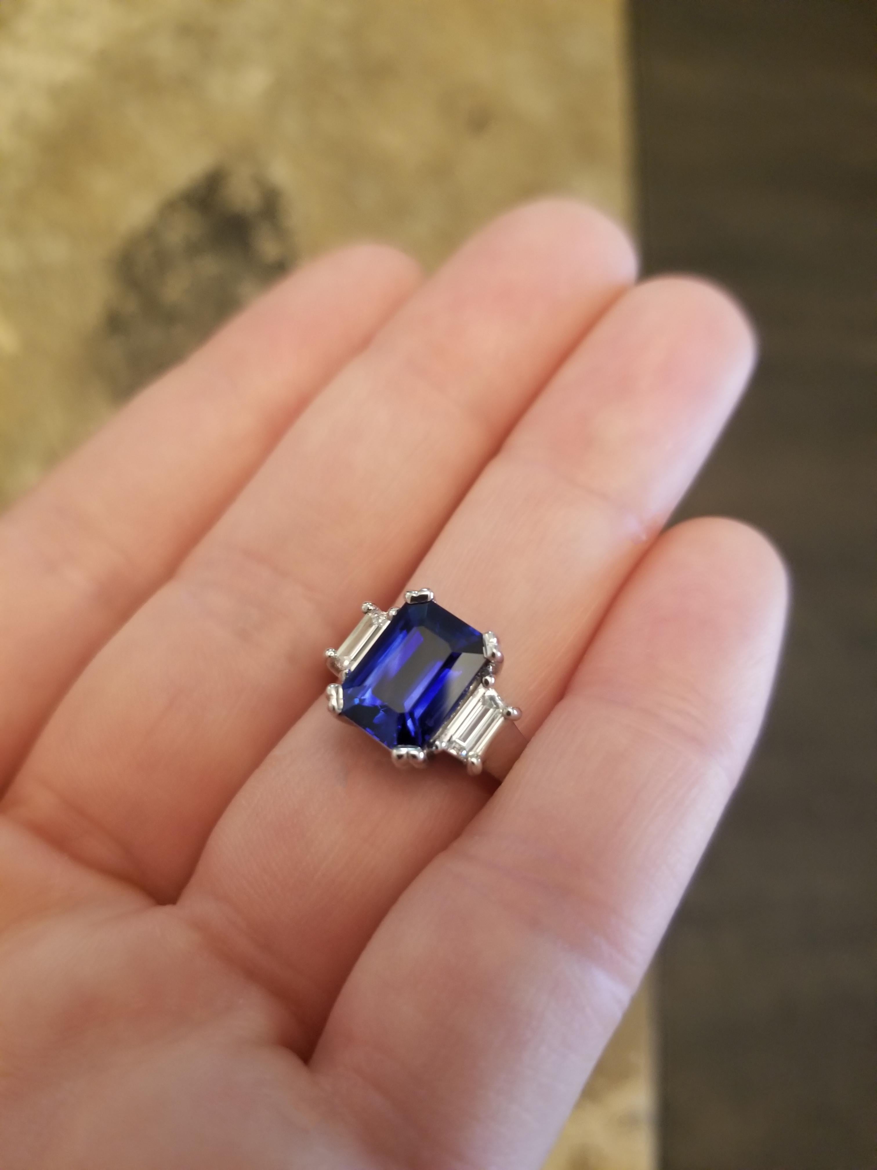 Taglio smeraldo Anello in platino con zaffiro di Ceylon e diamante Cynthia Scott 3,67ct Certificato GRS in vendita