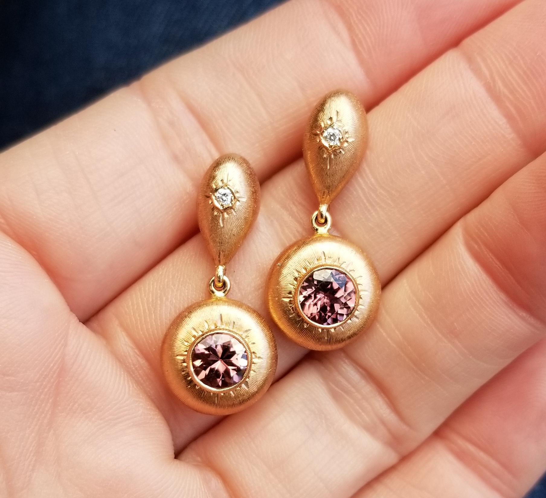Pendientes Cynthia Scott de circón rosa de Tanzania y diamantes de 18 quilates, Made in Italy en Nuevo estado para la venta en Logan, UT