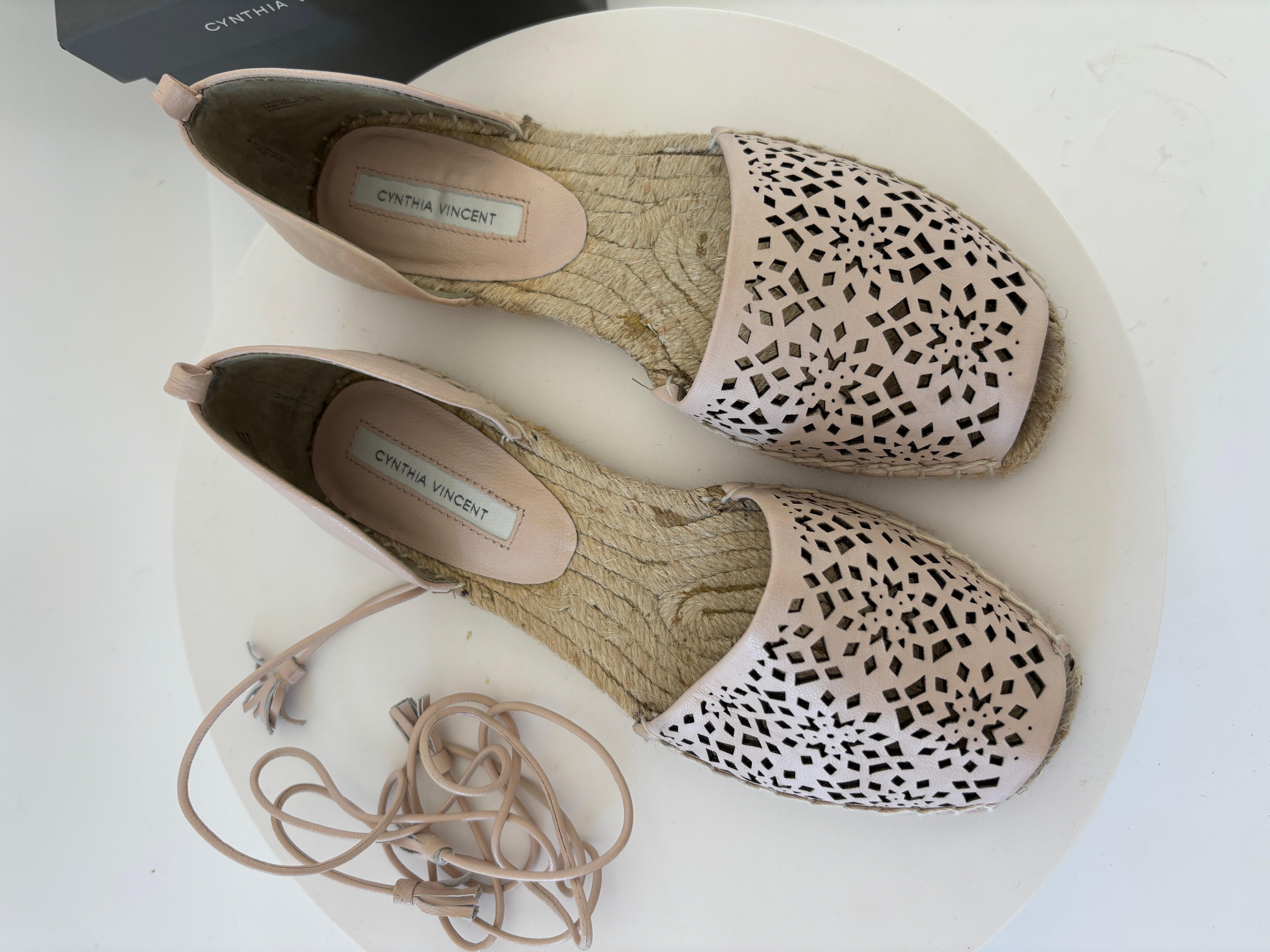 Cynthia Vincent 'Farie' Espadrille Peep-Toe Sandals - Calzado de diseño sostenible en su caja original

Eleva tu vestuario para el buen tiempo con estas sandalias de alpargata Cynthia Vincent 