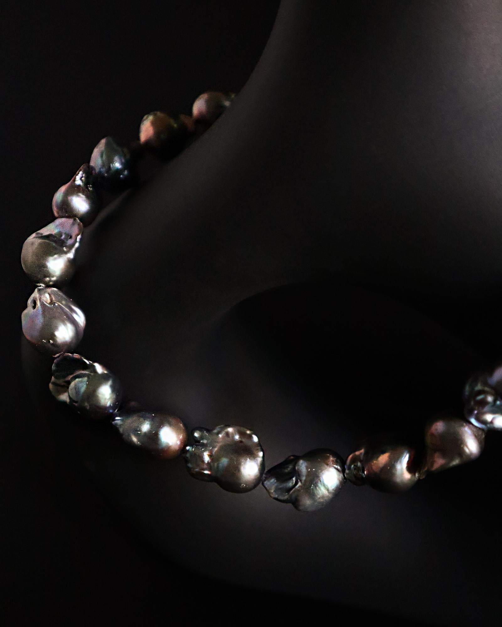 Le collier le plus sophistiqué avec de belles perles baroques grises irisées et asymétriques. Magnifique seul ou en combinaison avec d'autres colliers.

- Sur commande 

- Option de  Cols de 16