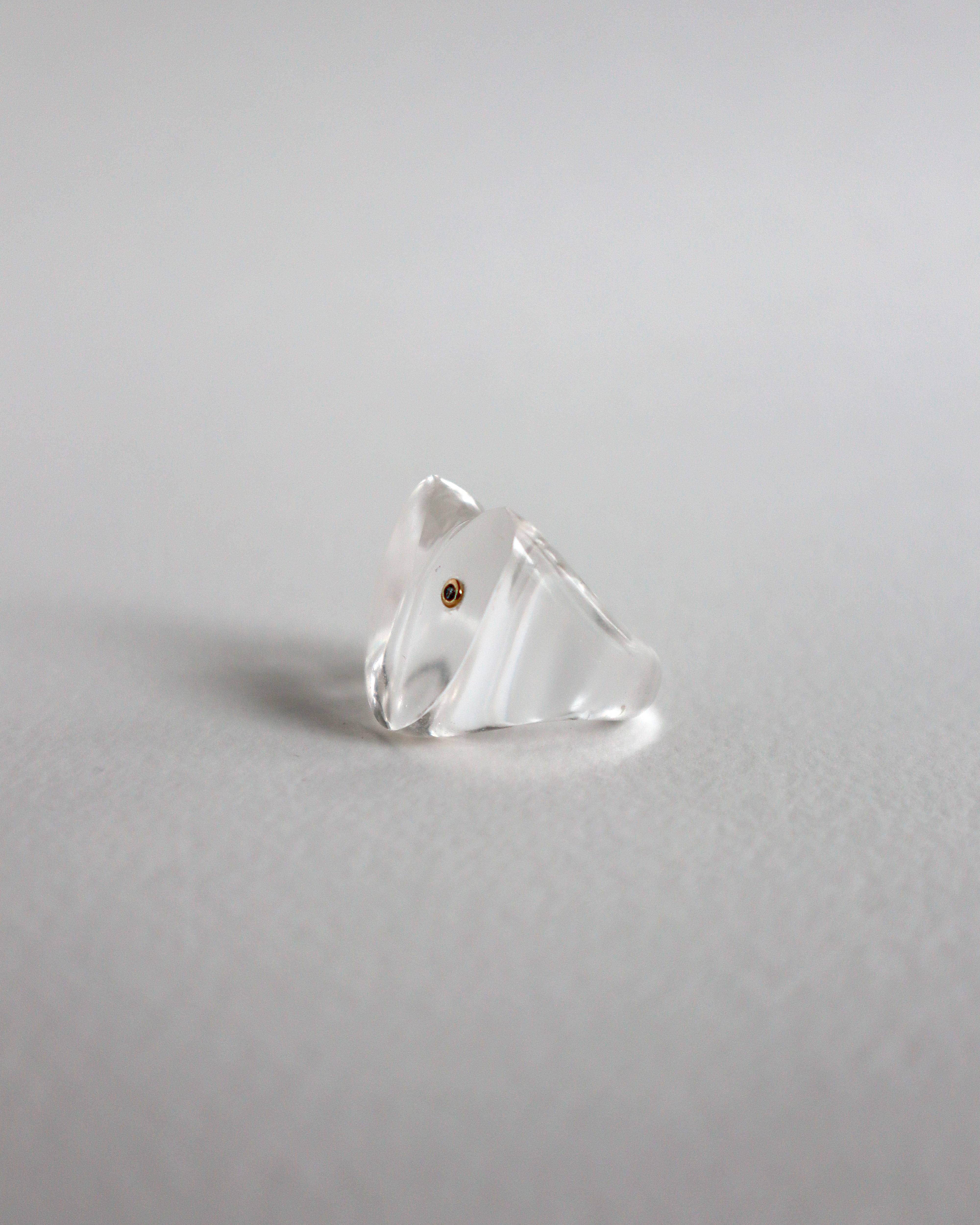 Cyntia Miglio: Skulpturaler Ring aus klarem Quarz mit Diamanten (Brillantschliff) im Angebot