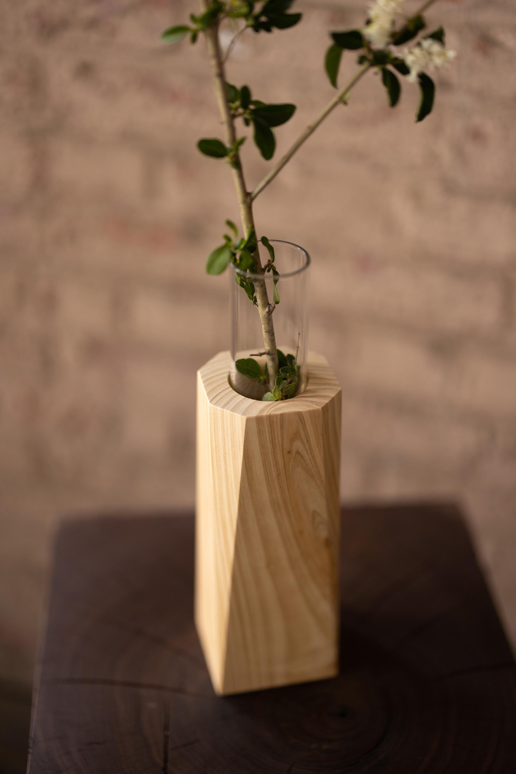 Ce lot limité de vases en cyprès et en verre d'Alabama Sawyer, simple et élégant, constitue un cadeau attentionné, décoré d'une seule tige ou d'une création composée et multiflorale. Le vase à fleurs à facettes est le récipient parfait pour ajouter