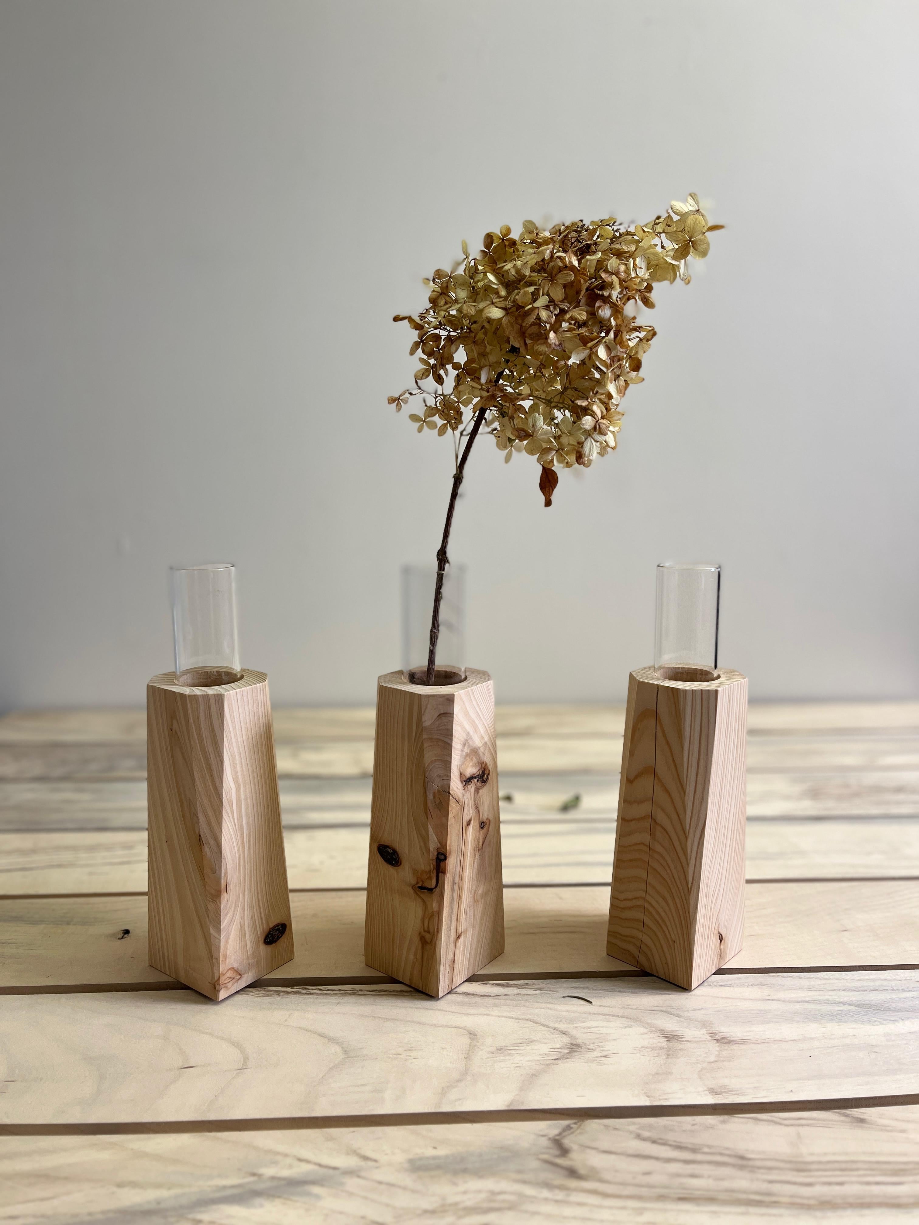 XXIe siècle et contemporain Vase en cyprès et verre  Vase à fleurs à facettes d'Alabama Sawyer en vente