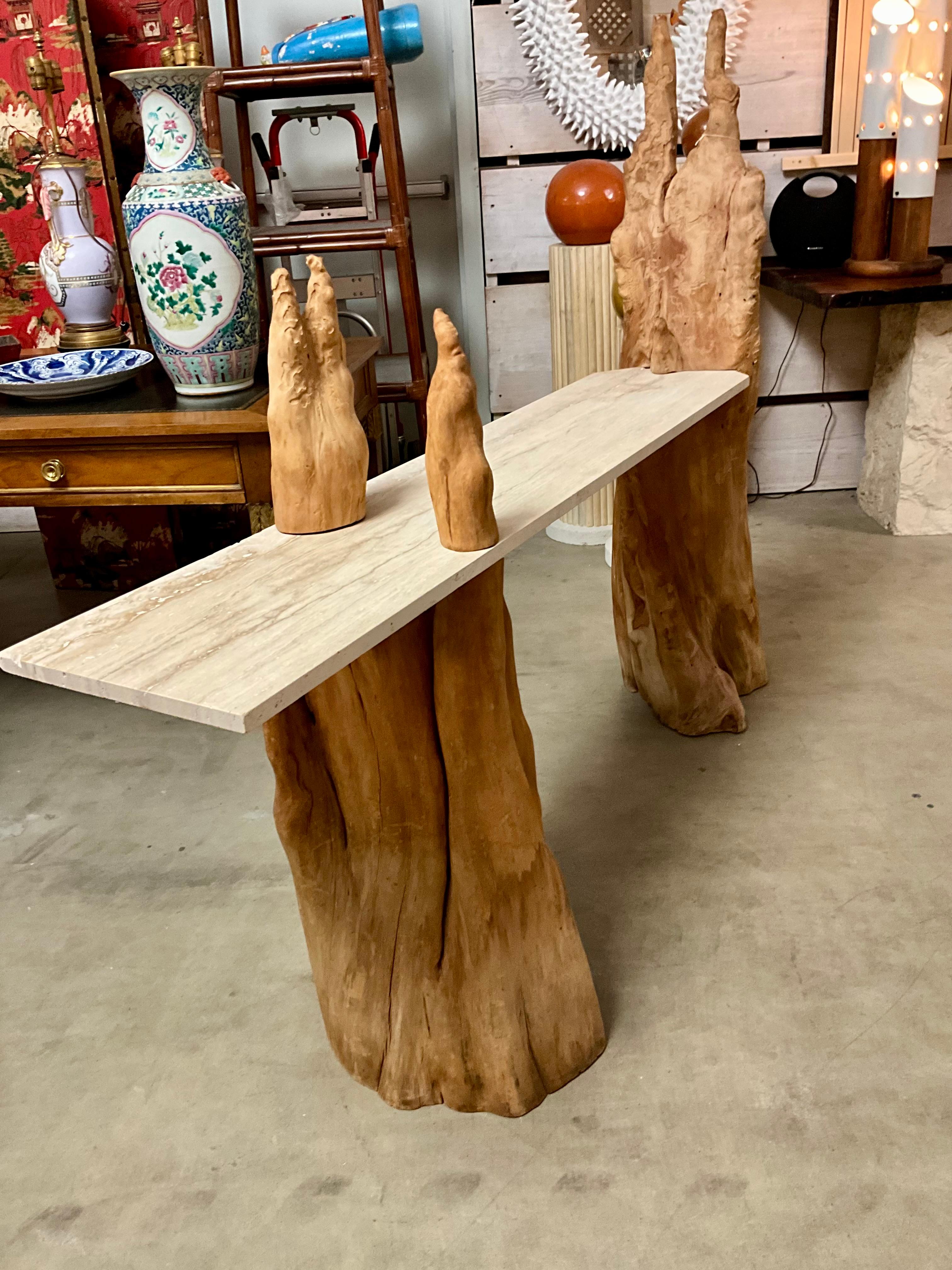 Fatto a mano Consolle a ginocchio in travertino Cypress in vendita
